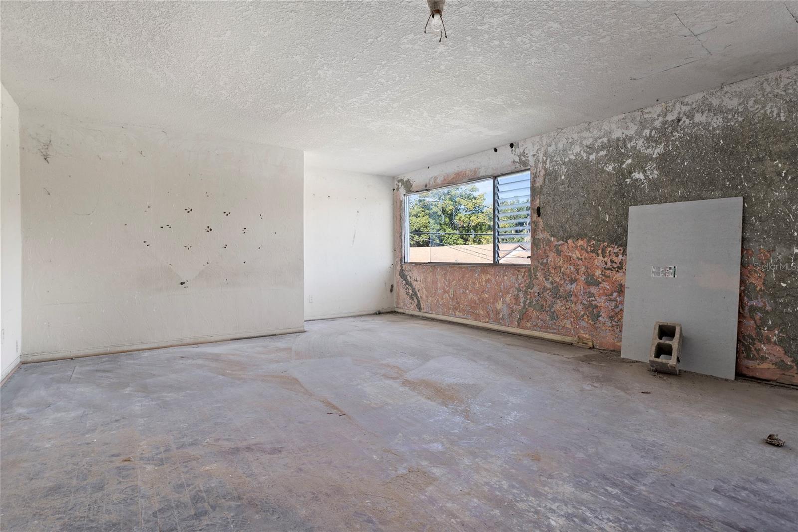 Image 23 of 49 For 900 Locust Avenue