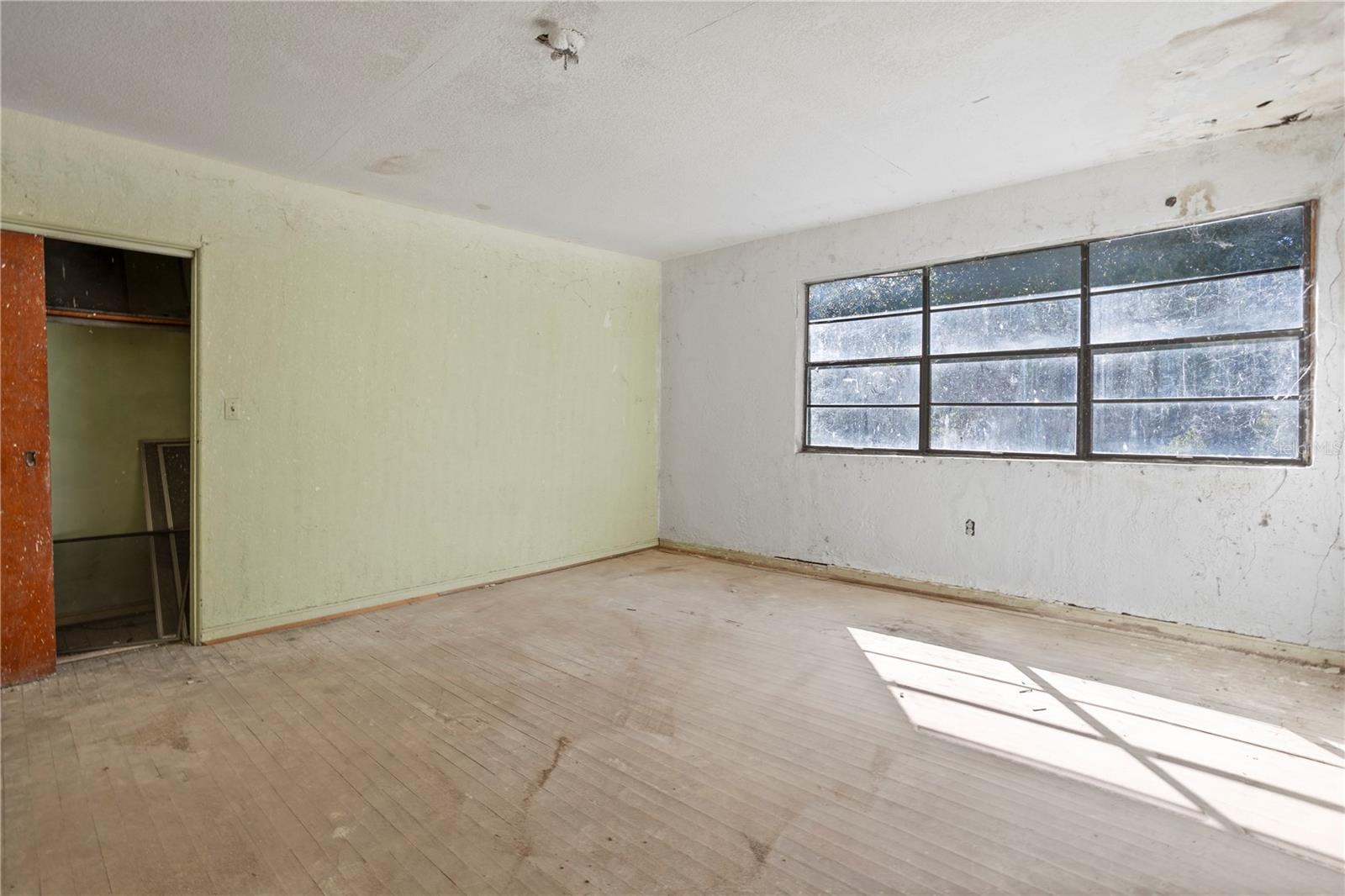 Image 26 of 49 For 900 Locust Avenue