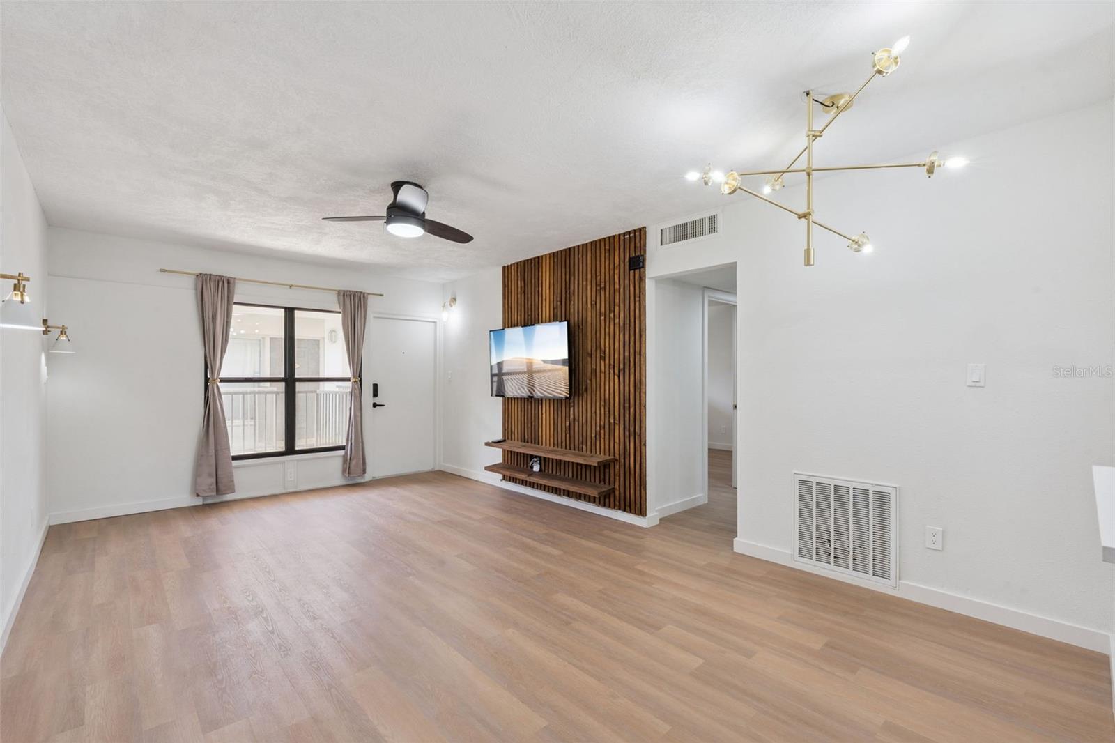 Image 21 of 36 For 1100 Delaney Avenue D23