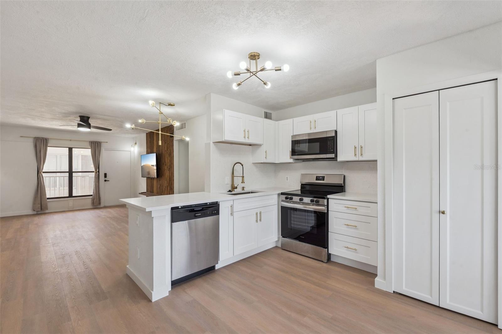 Image 6 of 36 For 1100 Delaney Avenue D23