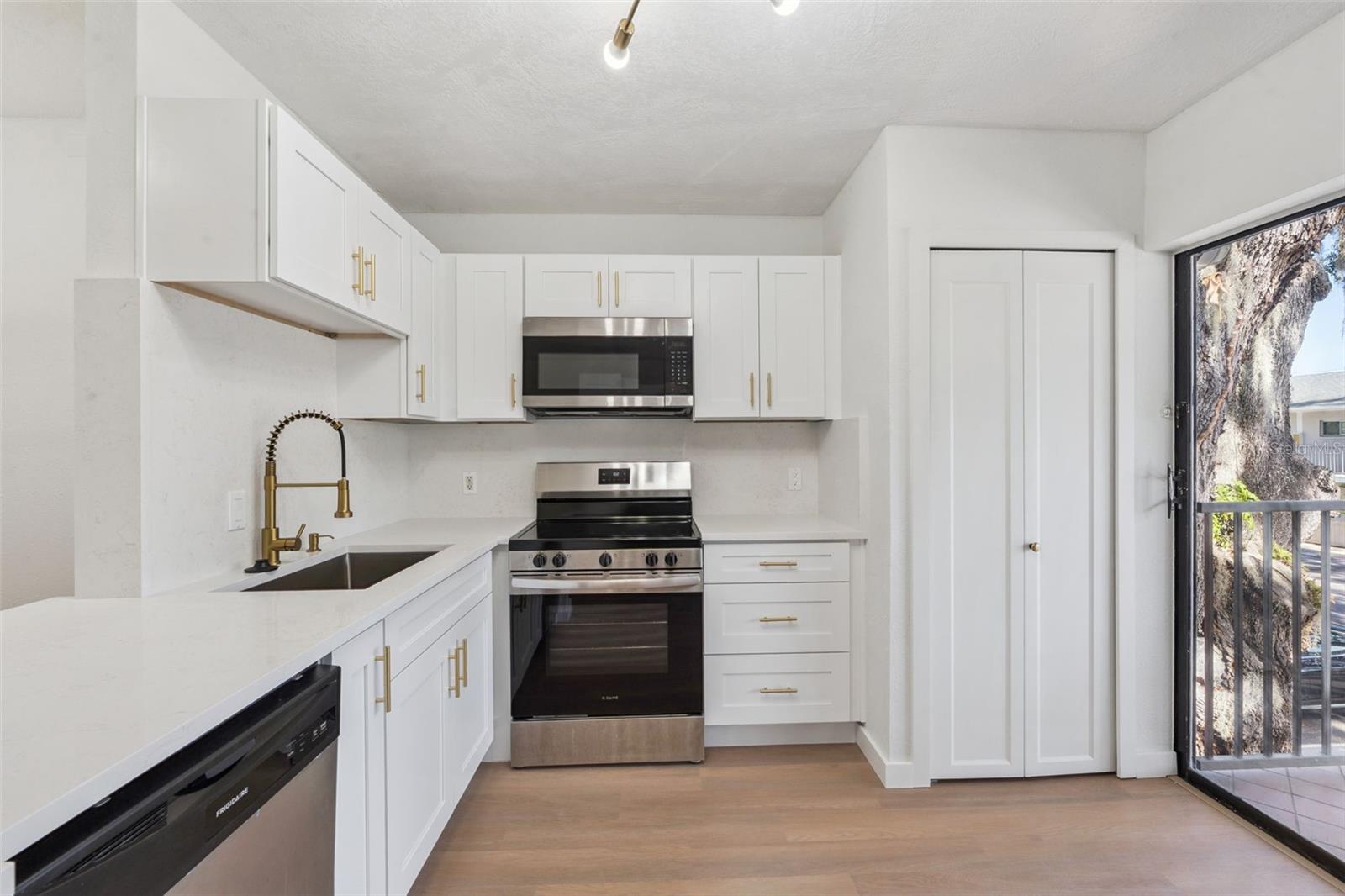 Image 8 of 36 For 1100 Delaney Avenue D23