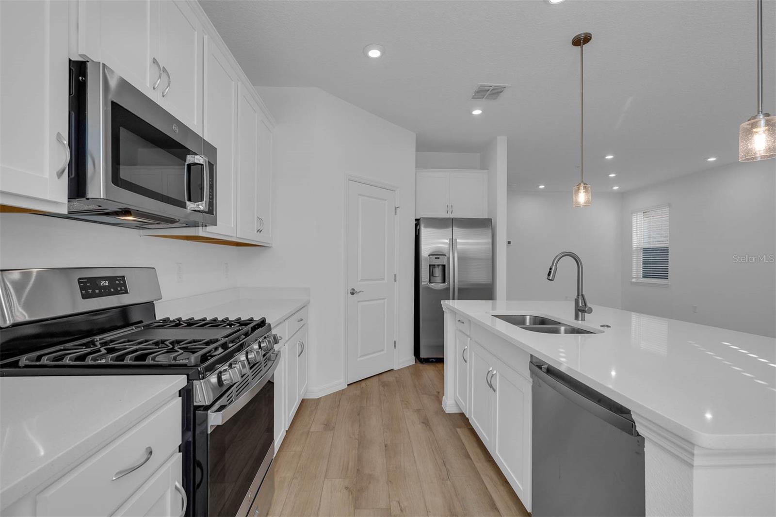 Image 11 of 60 For 527 Orient Avenue