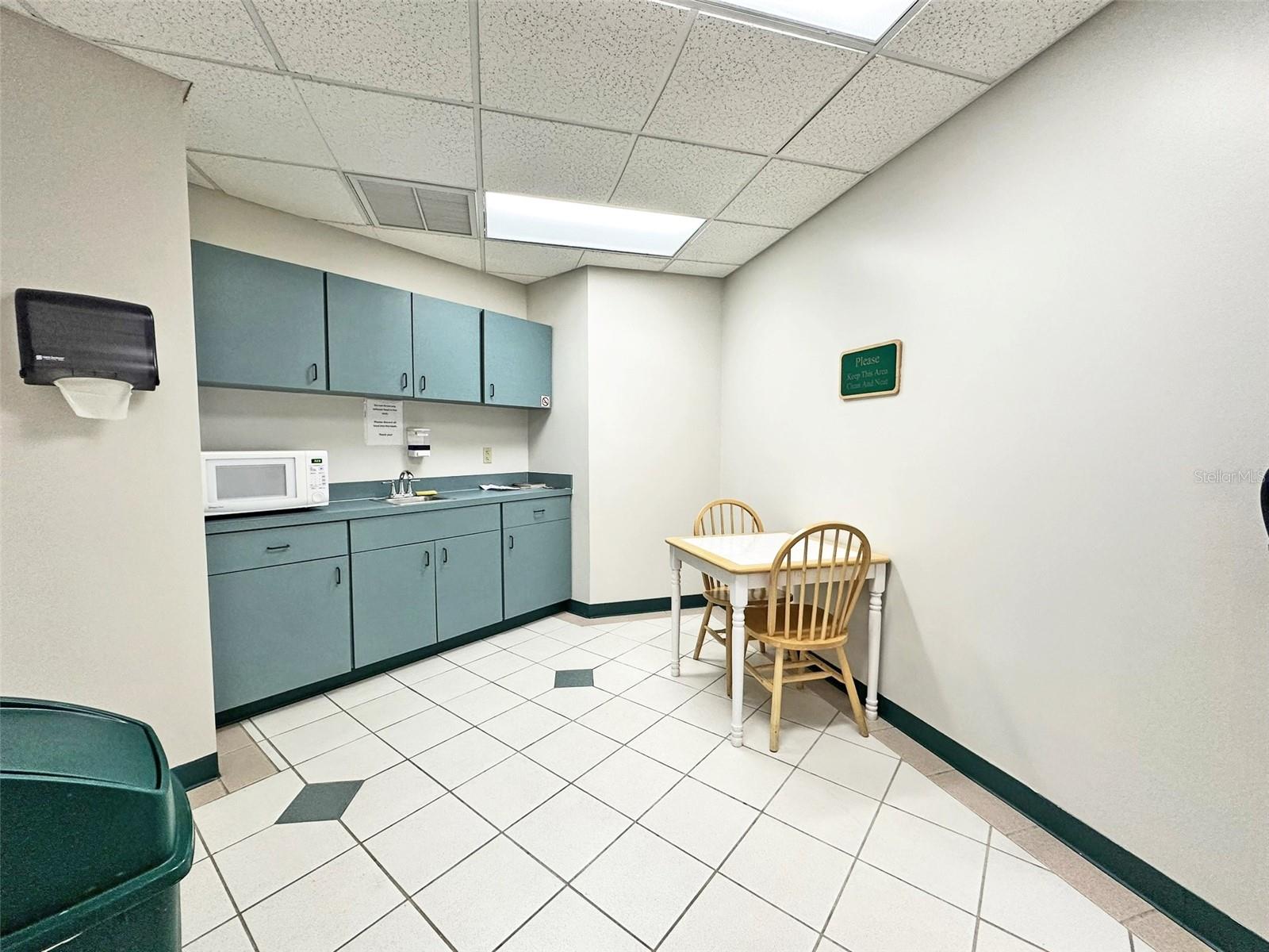 Image 9 of 11 For 7800 Kingspointe Parkway 102