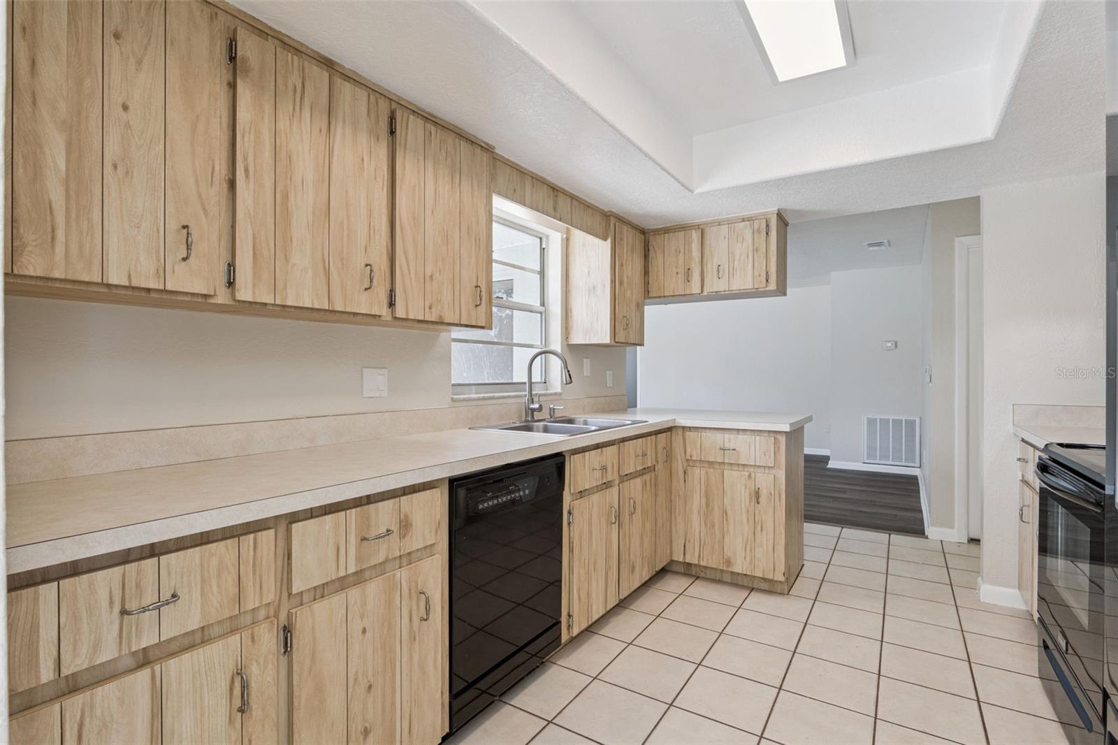 Image 20 of 37 For 1911 Beacon Street