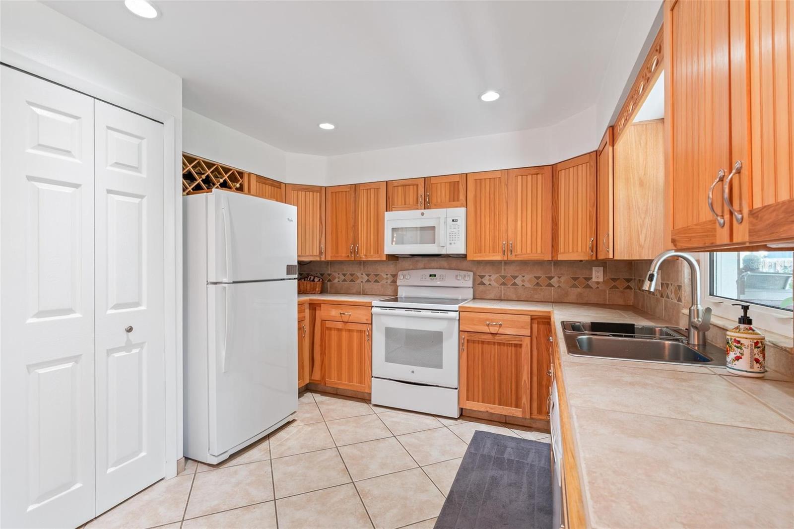 Image 21 of 50 For 79 Broadmoor Circle