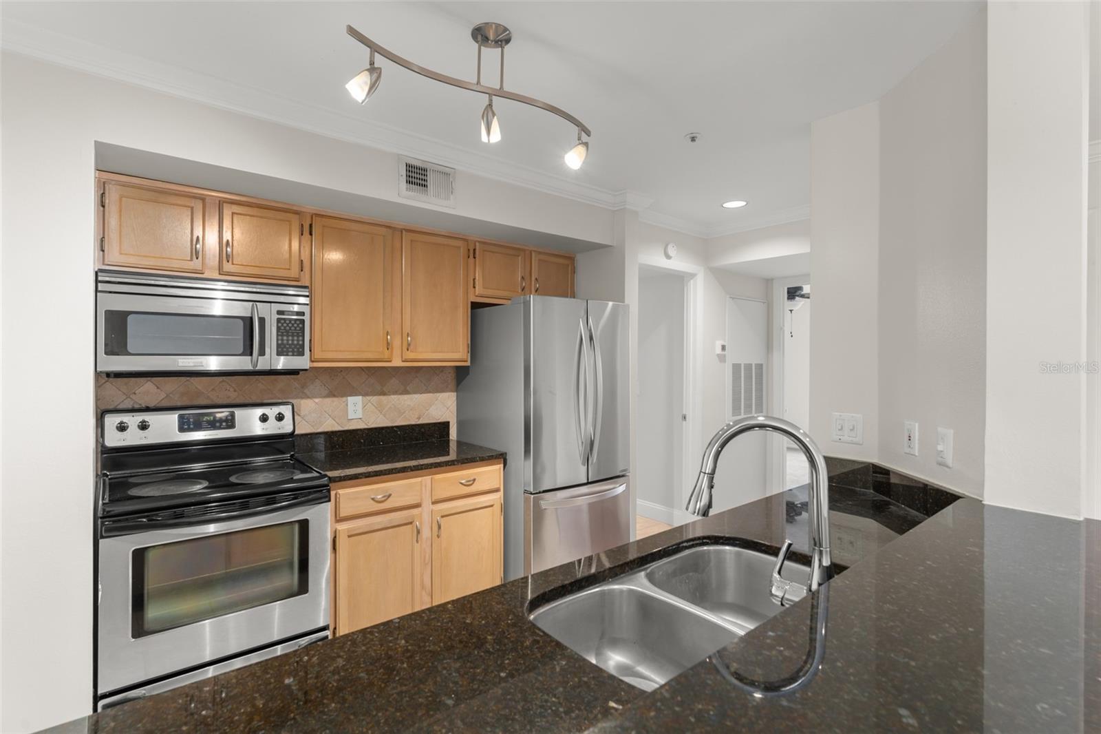 Image 7 of 33 For 490 Pin Oak Place 216