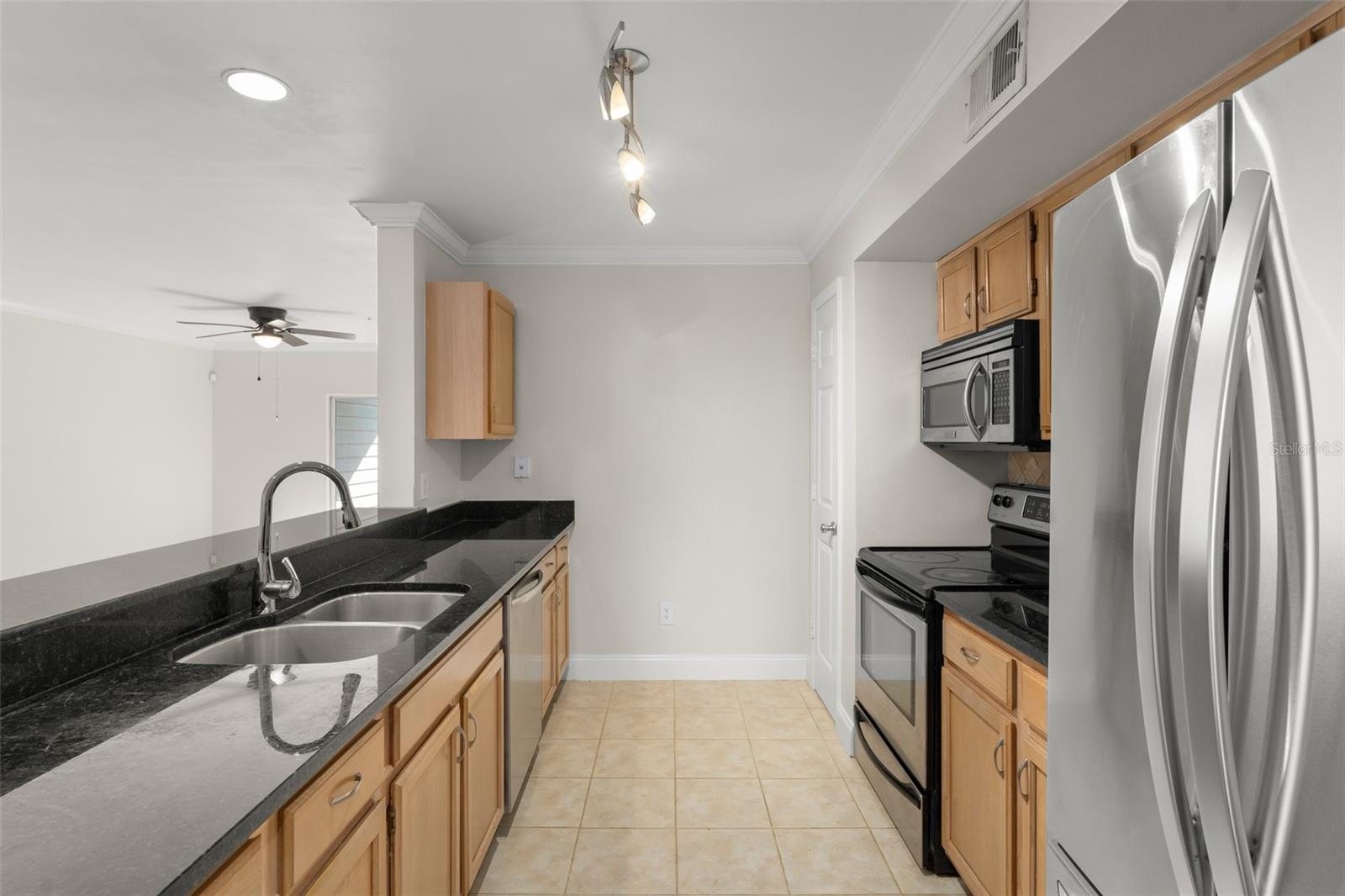 Image 8 of 33 For 490 Pin Oak Place 216