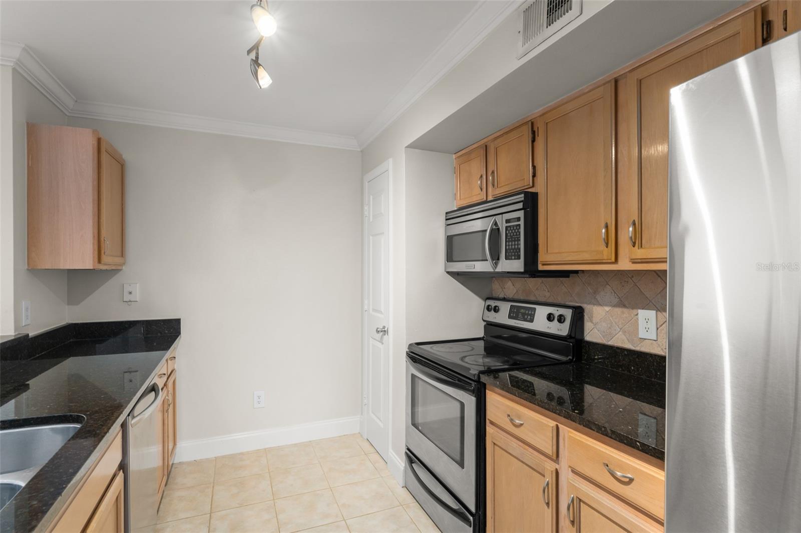 Image 9 of 33 For 490 Pin Oak Place 216