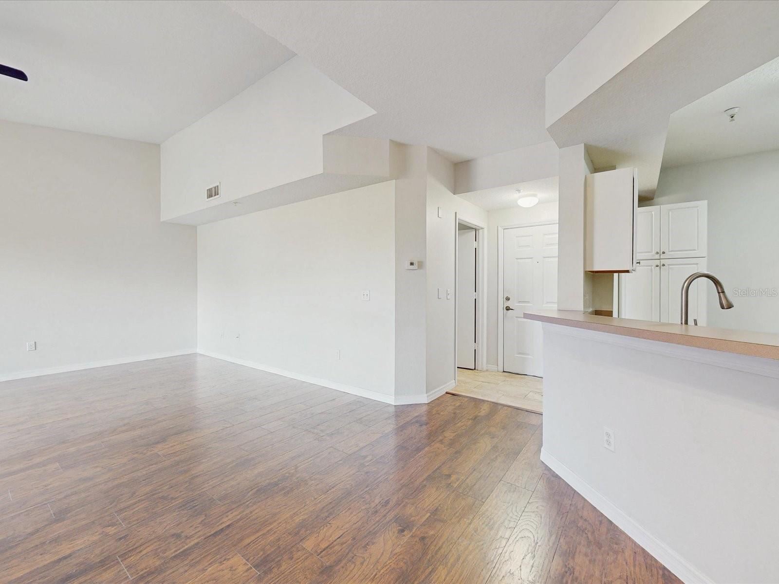 Image 5 of 27 For 5578 Metrowest Boulevard 203