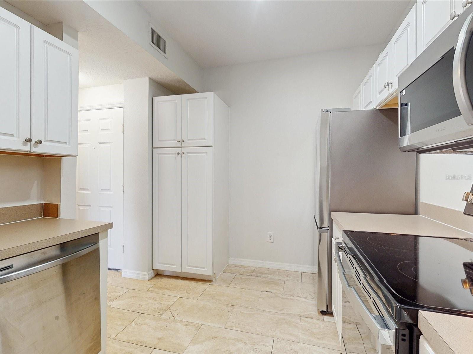 Image 8 of 27 For 5578 Metrowest Boulevard 203