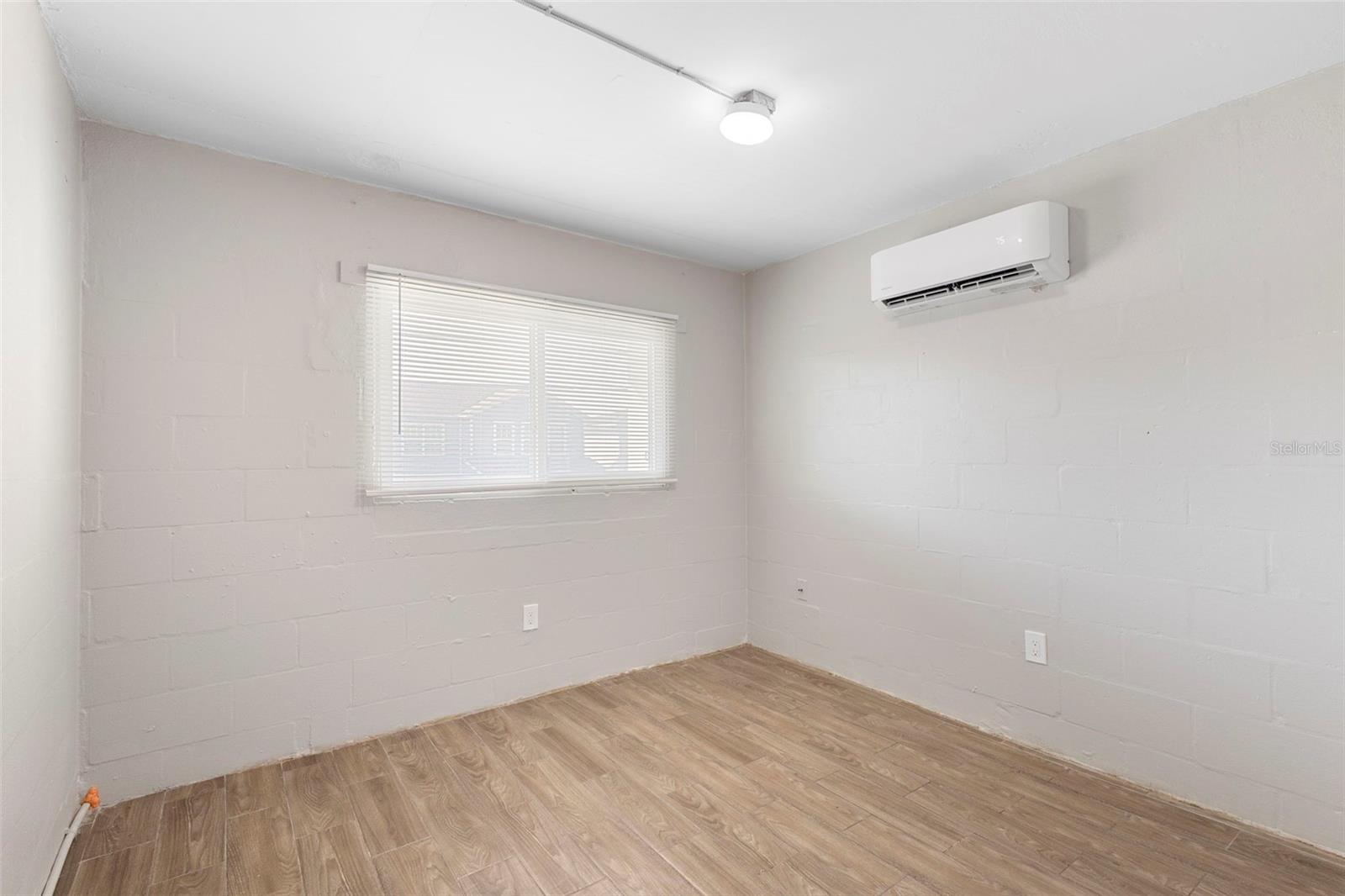 Image 14 of 26 For 901 Colyer Street A & B