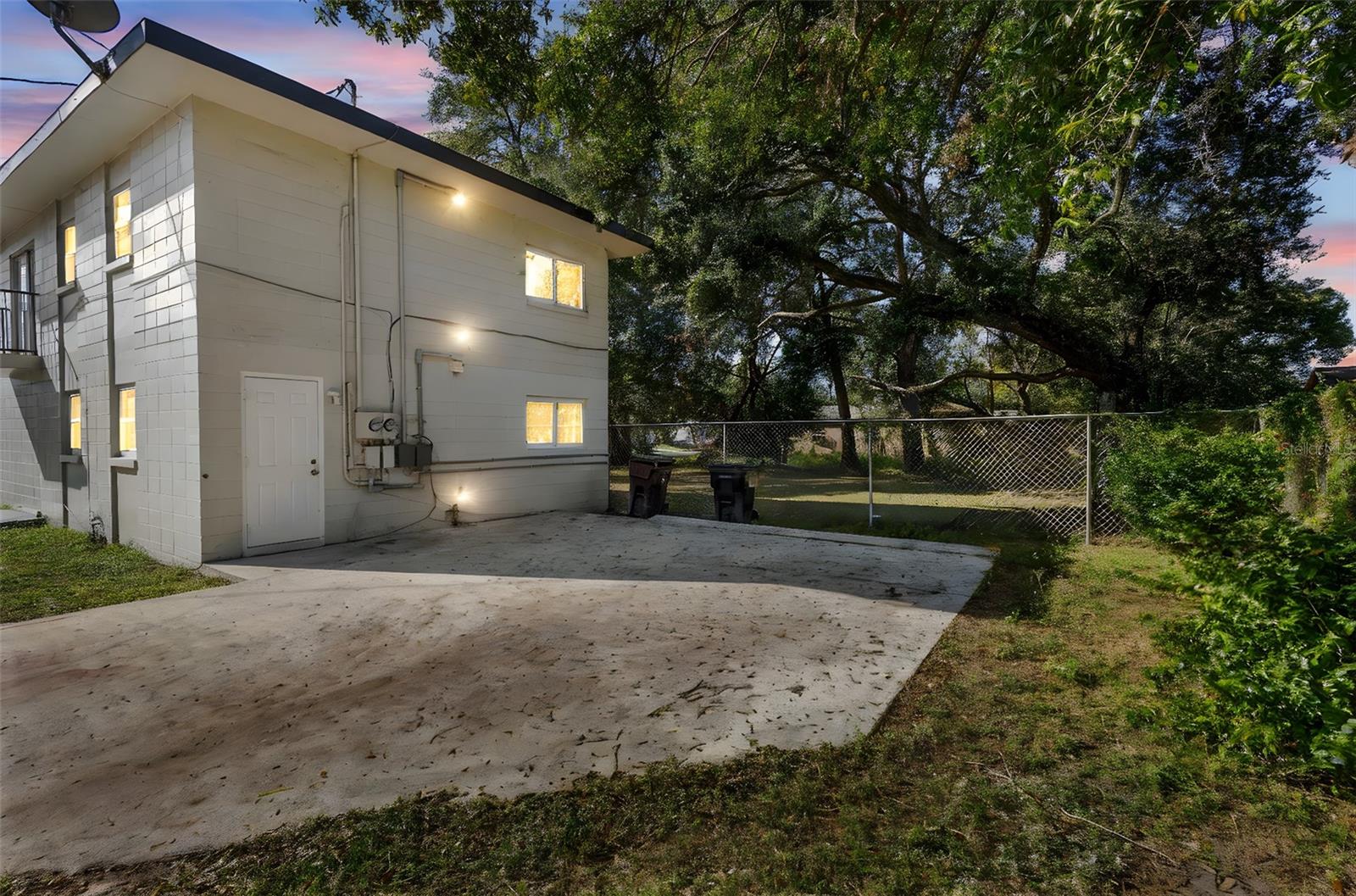 Image 2 of 26 For 901 Colyer Street A & B