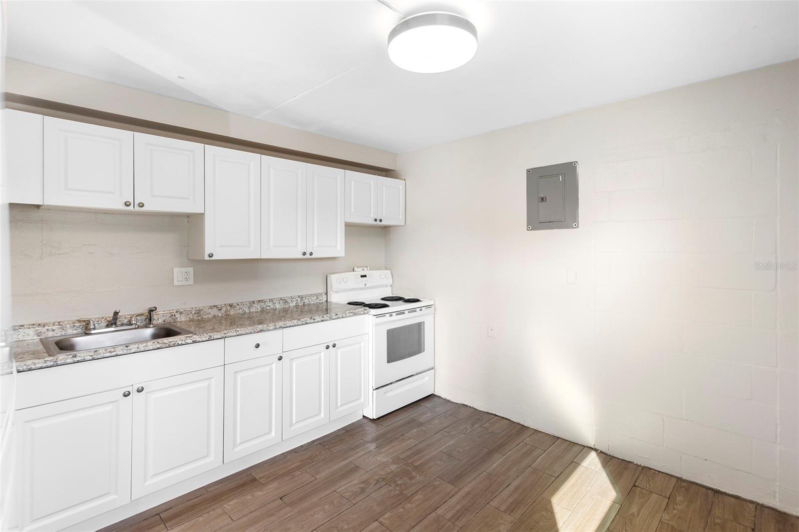 Image 3 of 26 For 901 Colyer Street A & B