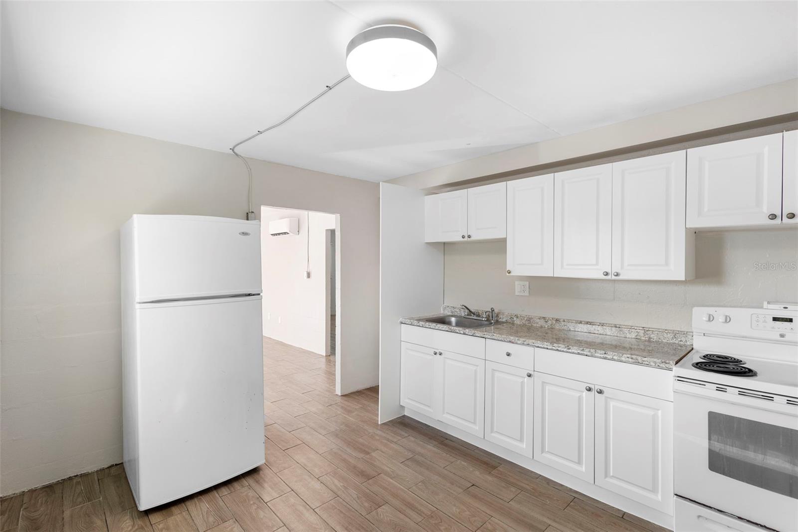 Image 4 of 26 For 901 Colyer Street A & B