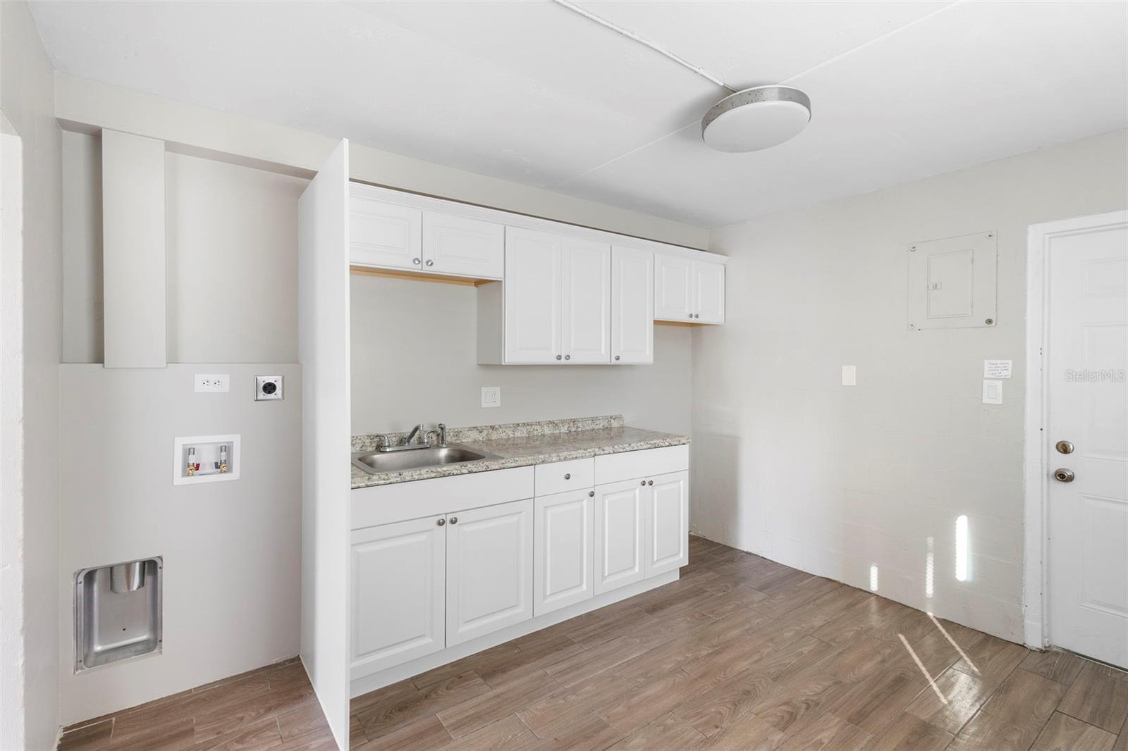 Image 6 of 26 For 901 Colyer Street A & B