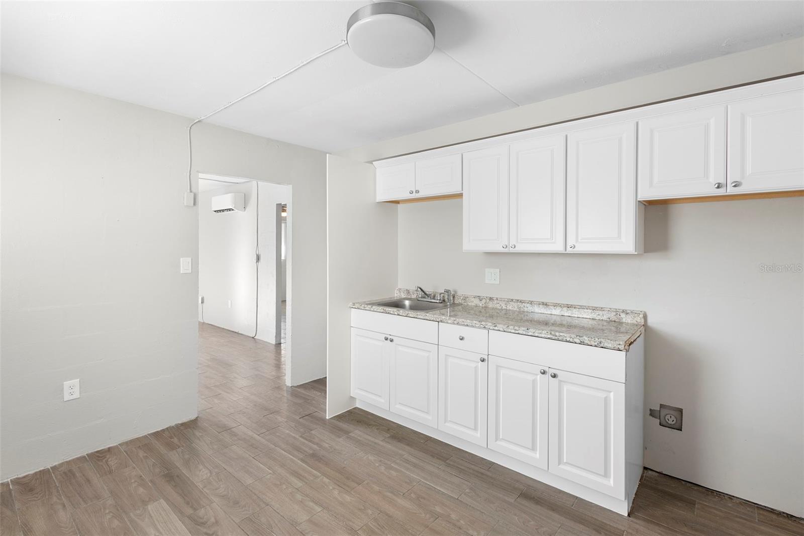 Image 7 of 26 For 901 Colyer Street A & B