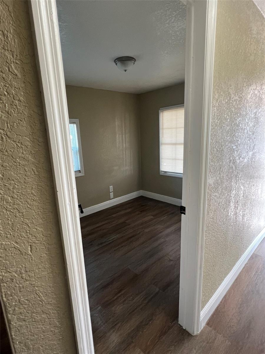 Image 5 of 27 For 1307 Kaley Avenue