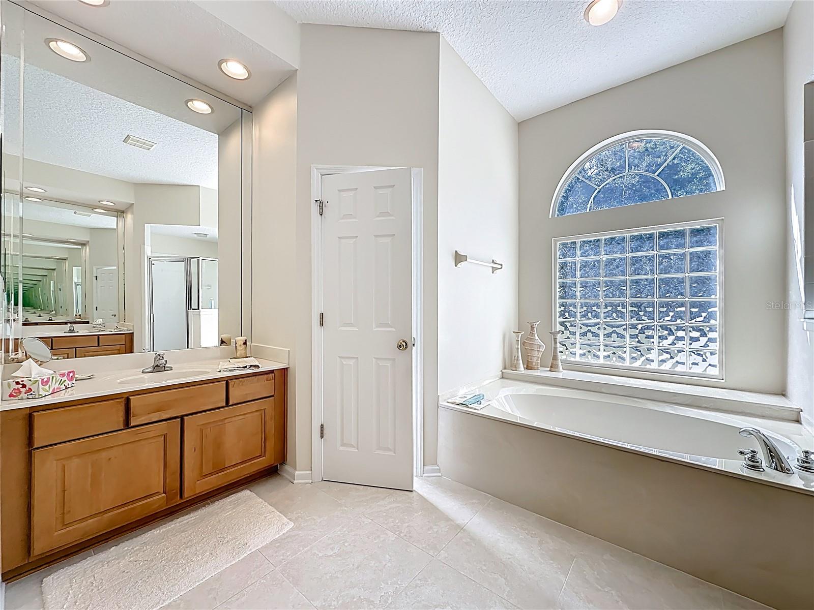 Image 14 of 28 For 96028 Long Island Place