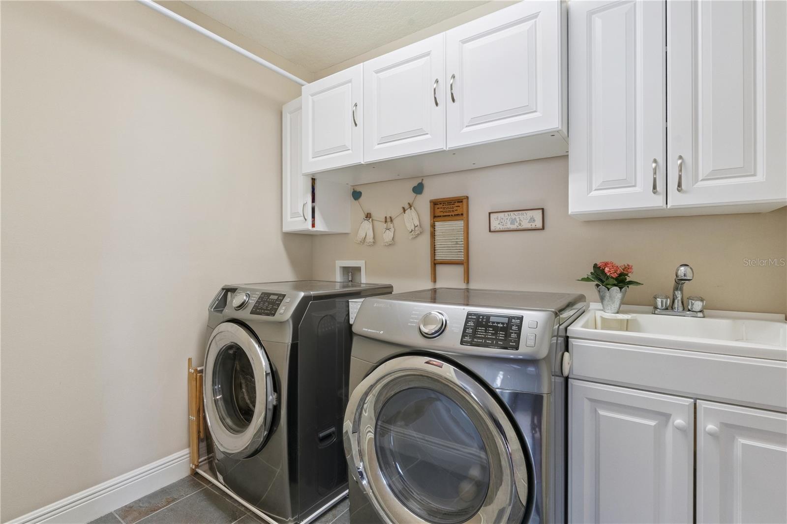 Image 10 of 52 For 8019 Rail Street