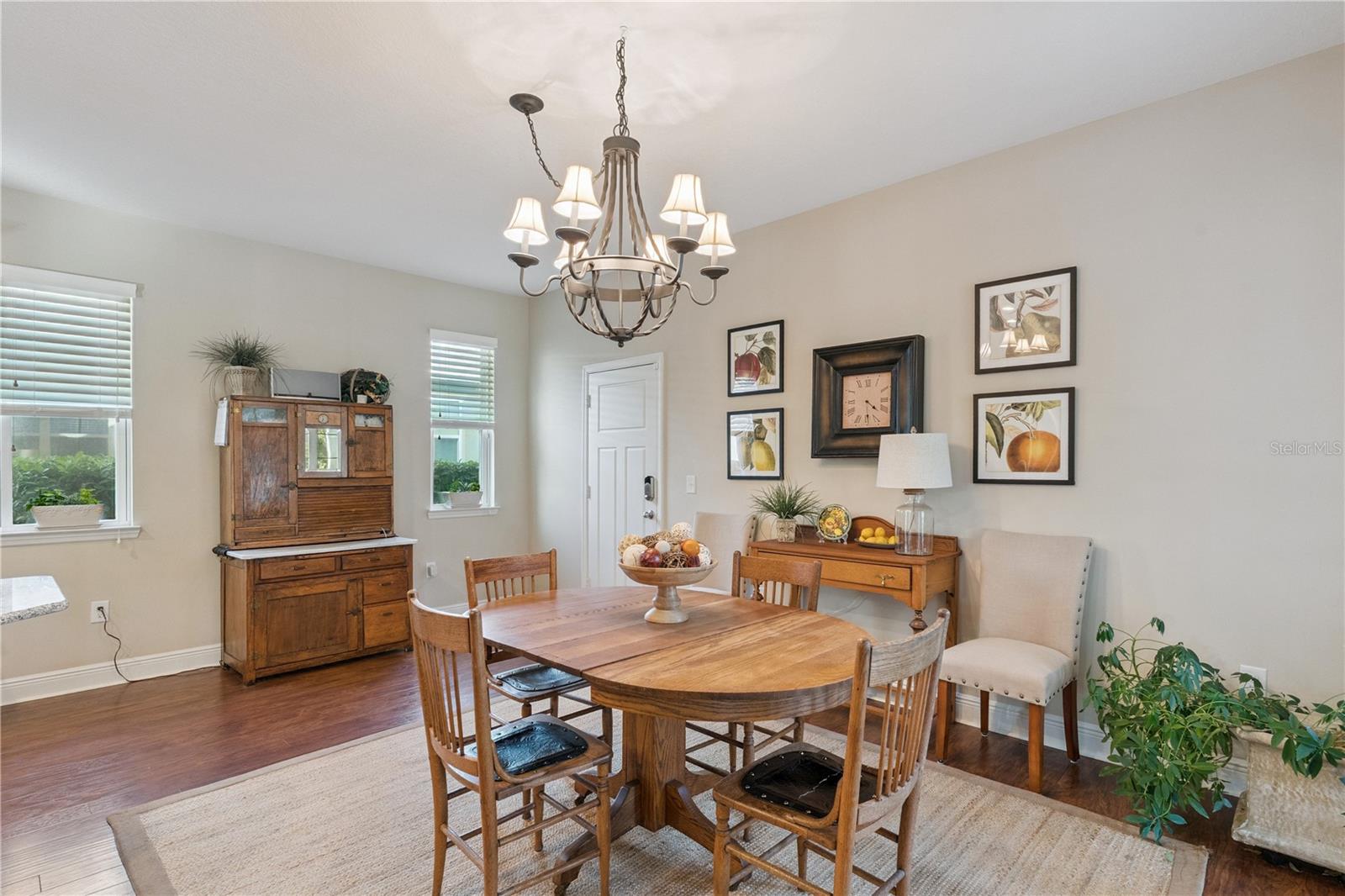 Image 20 of 52 For 8019 Rail Street