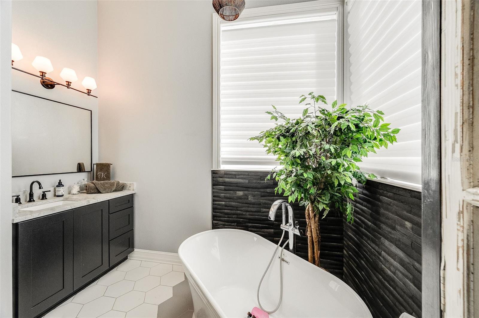 Image 43 of 100 For 4236 Hield