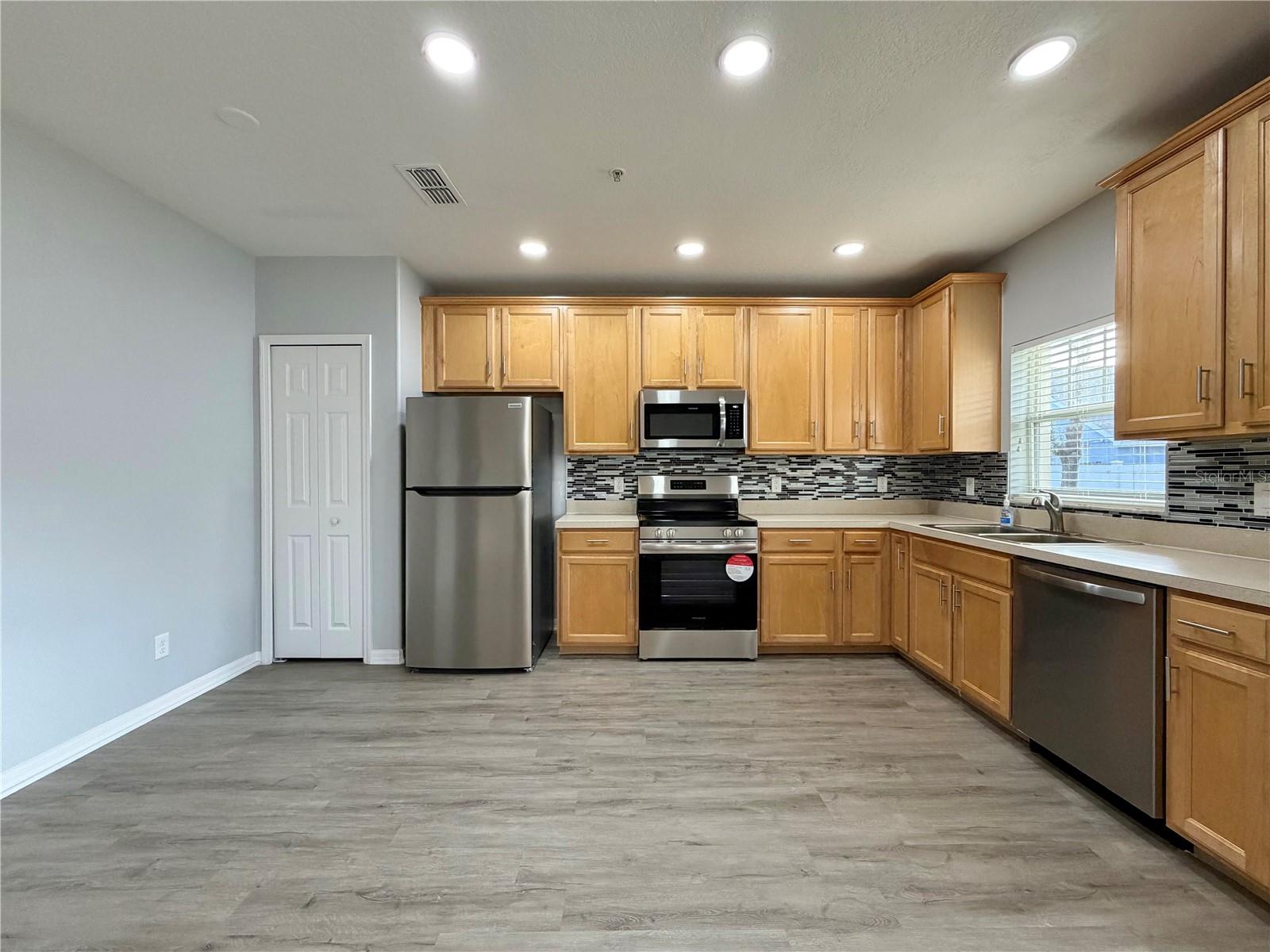 Image 16 of 34 For 2026 Cypress Bay Boulevard