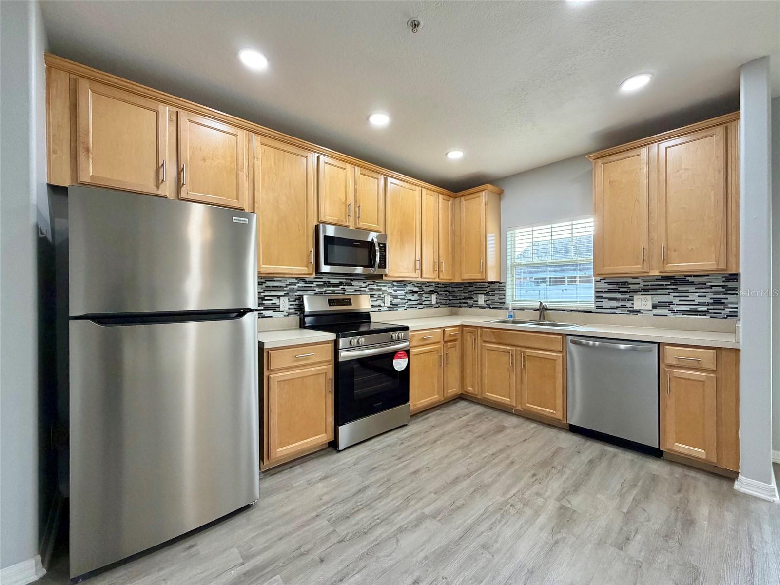 Image 17 of 34 For 2026 Cypress Bay Boulevard