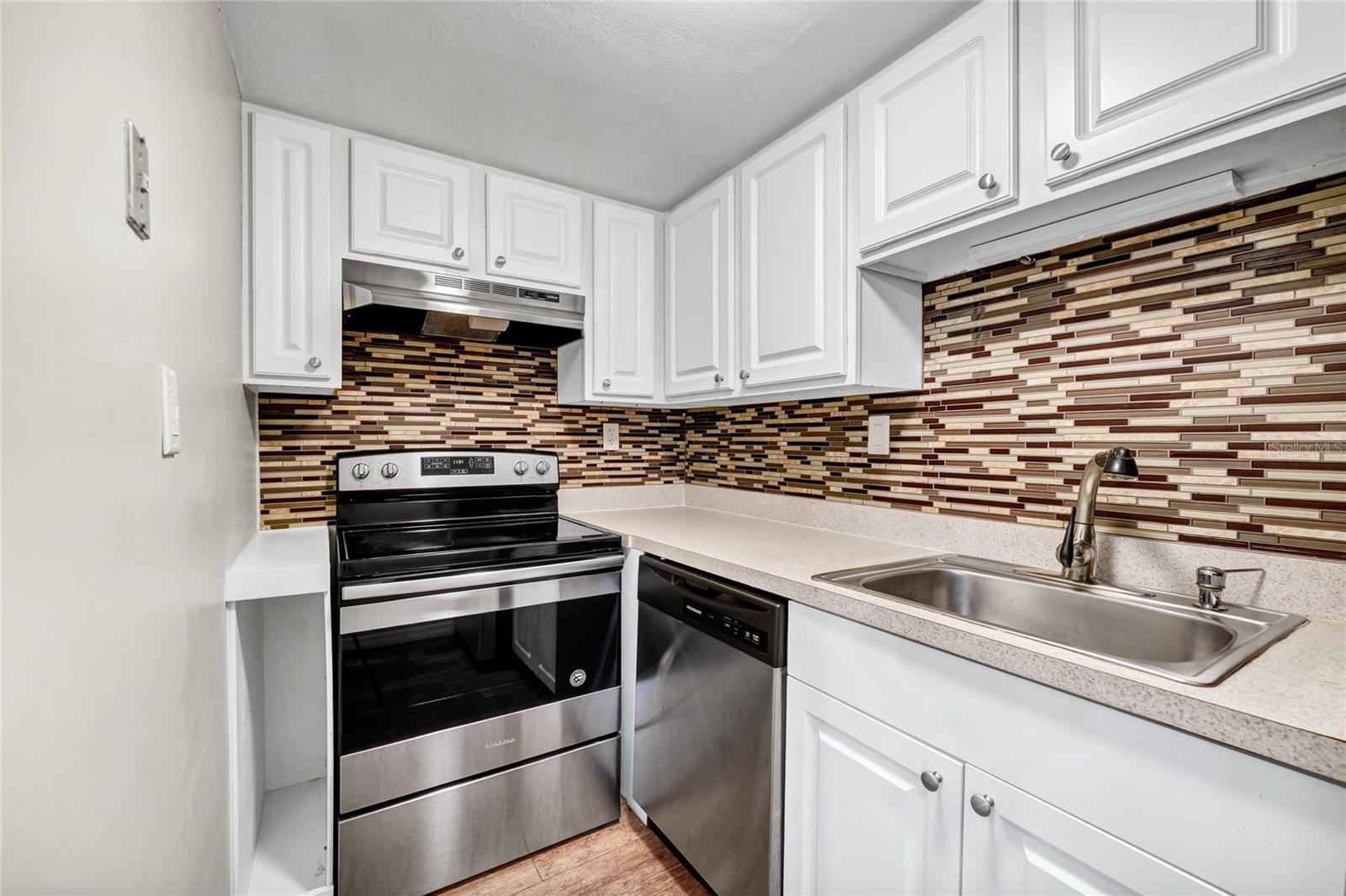 Image 19 of 41 For 200 Maitland Avenue 57