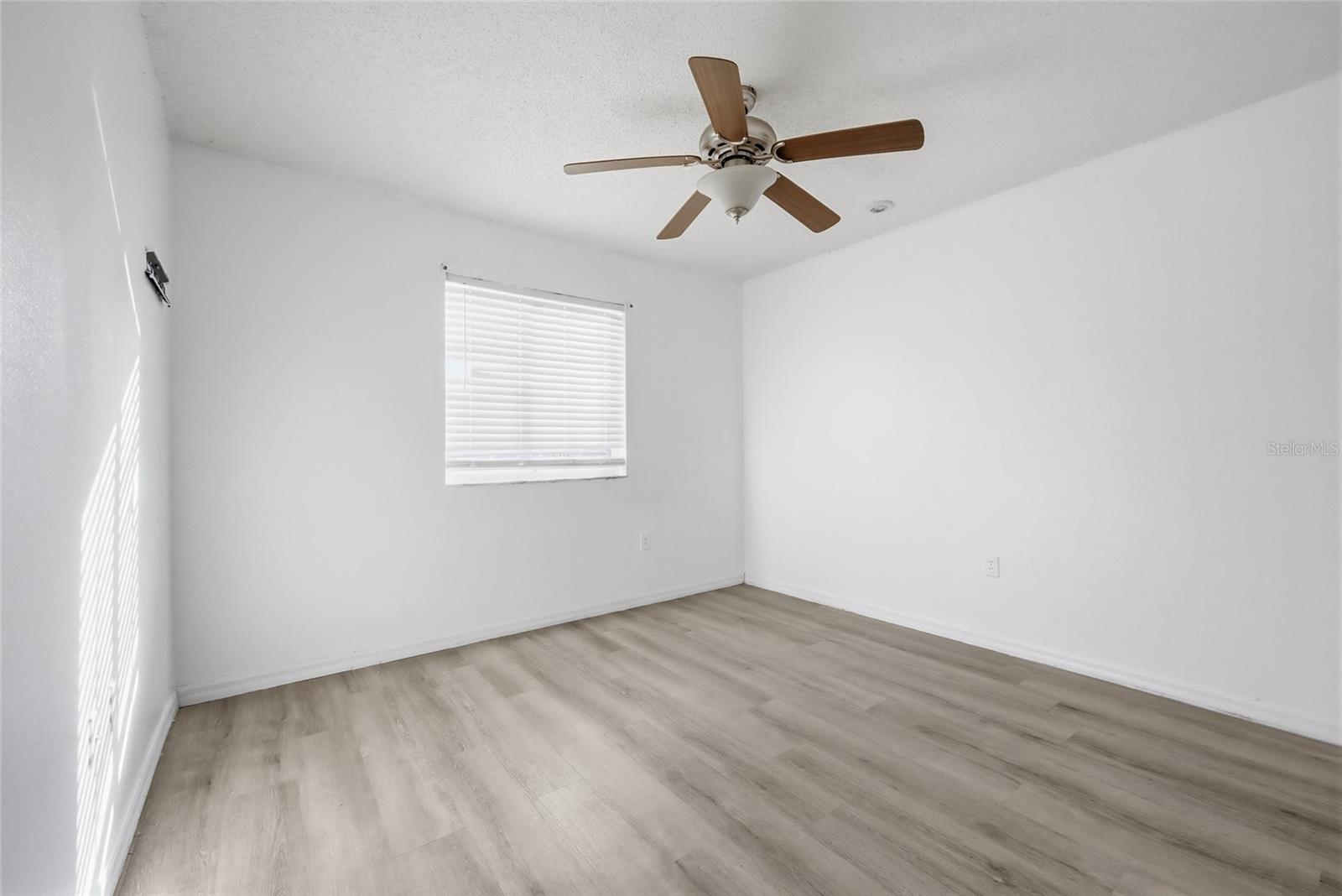 Image 21 of 36 For 547 Brighton Court