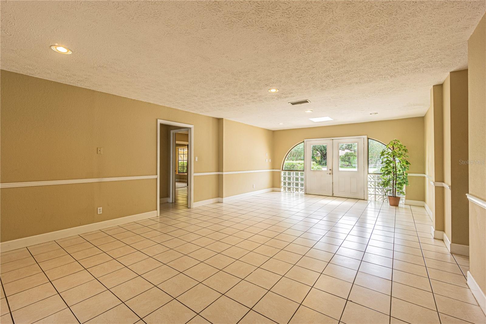 Image 21 of 51 For 18129 Crawley Road 1