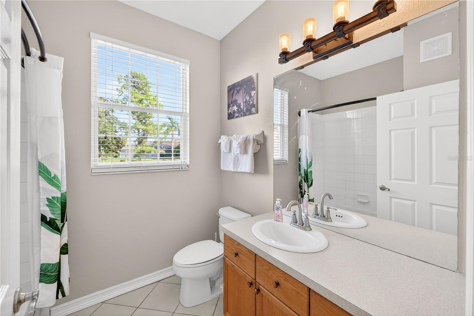 Image 26 of 52 For 8101 Coconut Palm Way 203