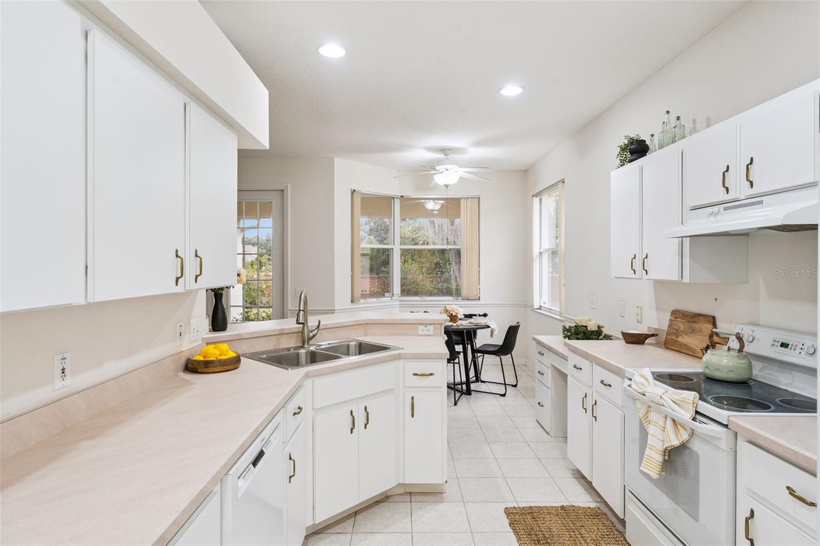 Image 6 of 26 For 390 Foxhill Drive