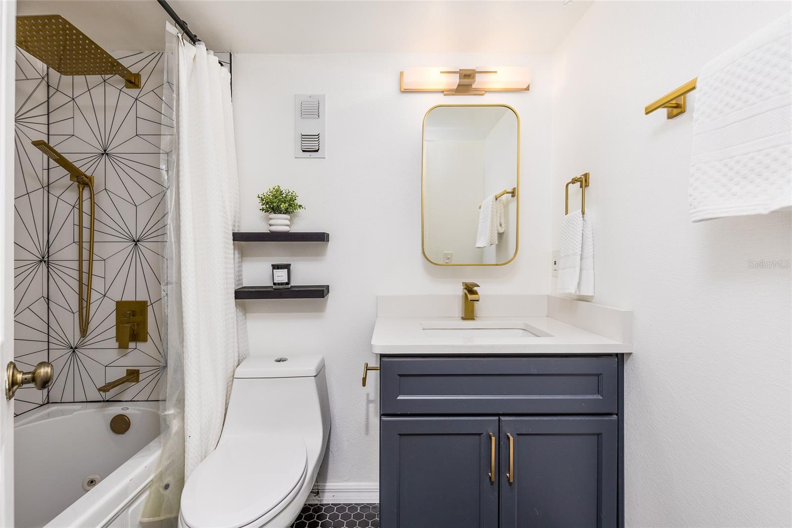 Image 13 of 22 For 1913 Woodcrest Drive B