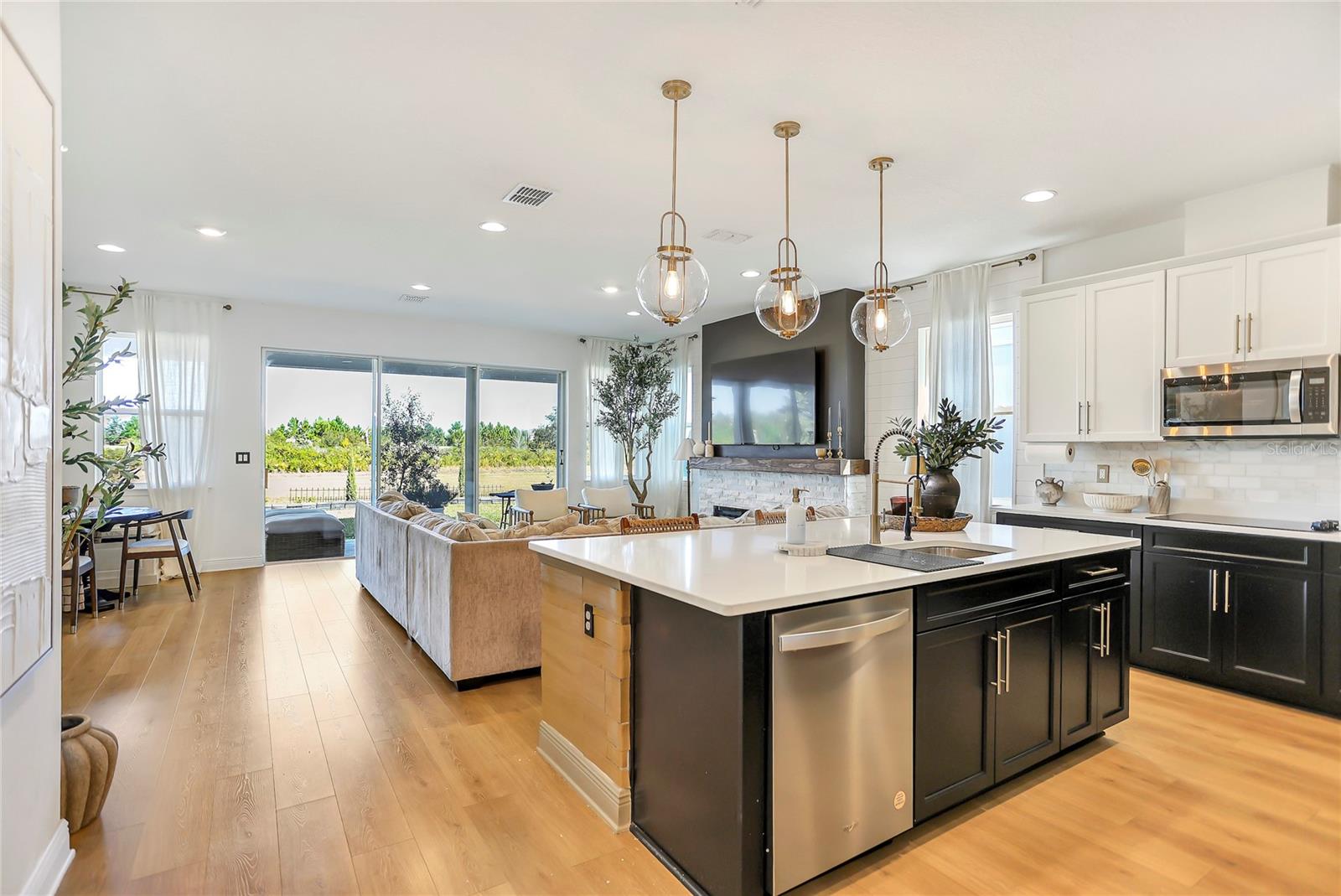 Image 13 of 60 For 18907 Rawson Street