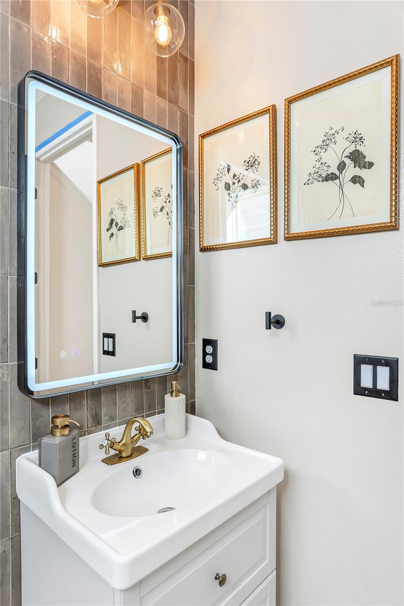 Image 22 of 60 For 18907 Rawson Street