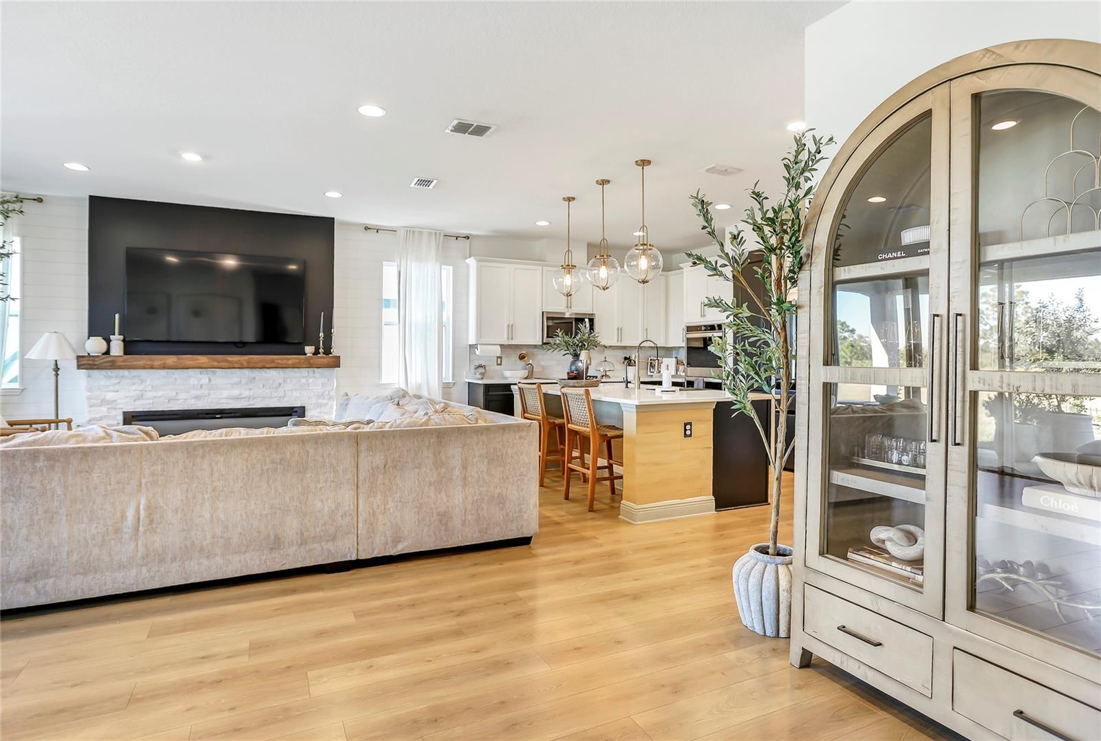 Image 23 of 60 For 18907 Rawson Street