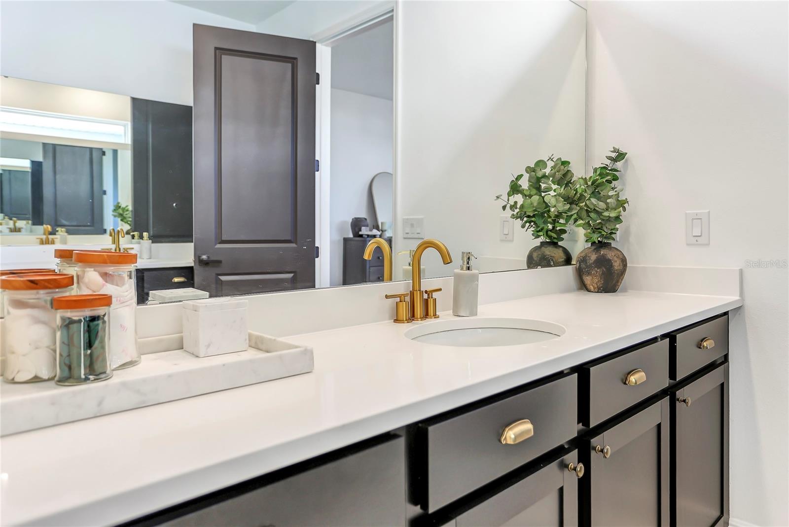 Image 27 of 60 For 18907 Rawson Street