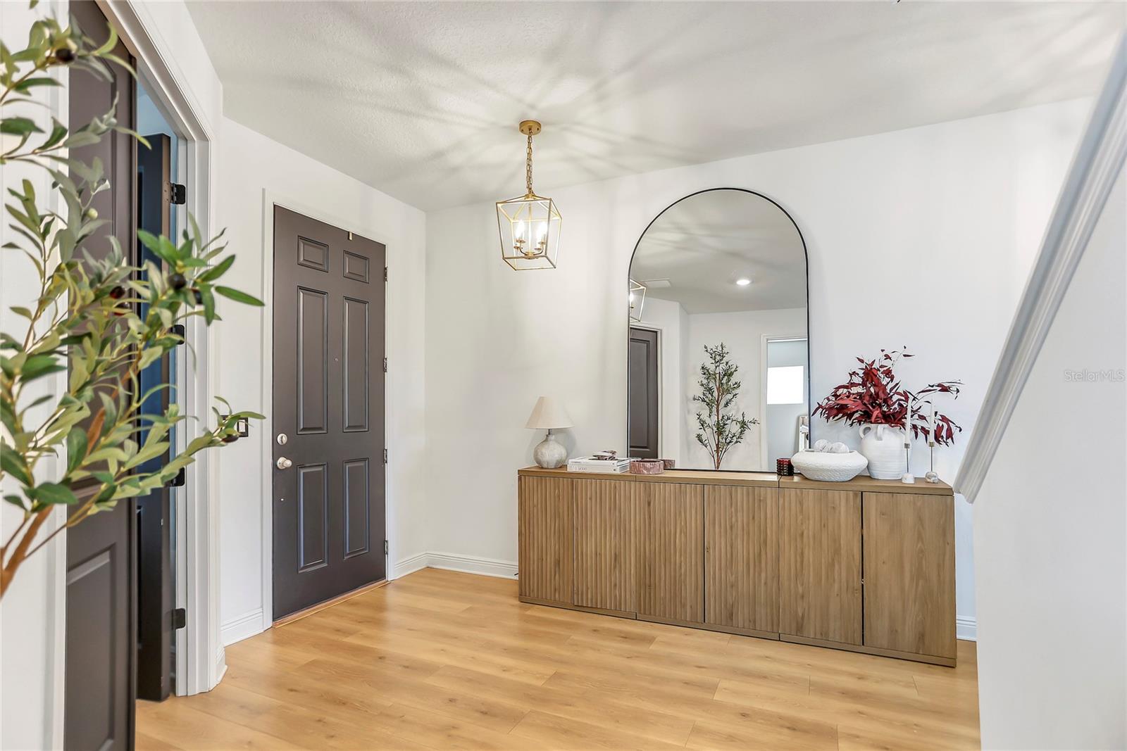 Image 4 of 60 For 18907 Rawson Street