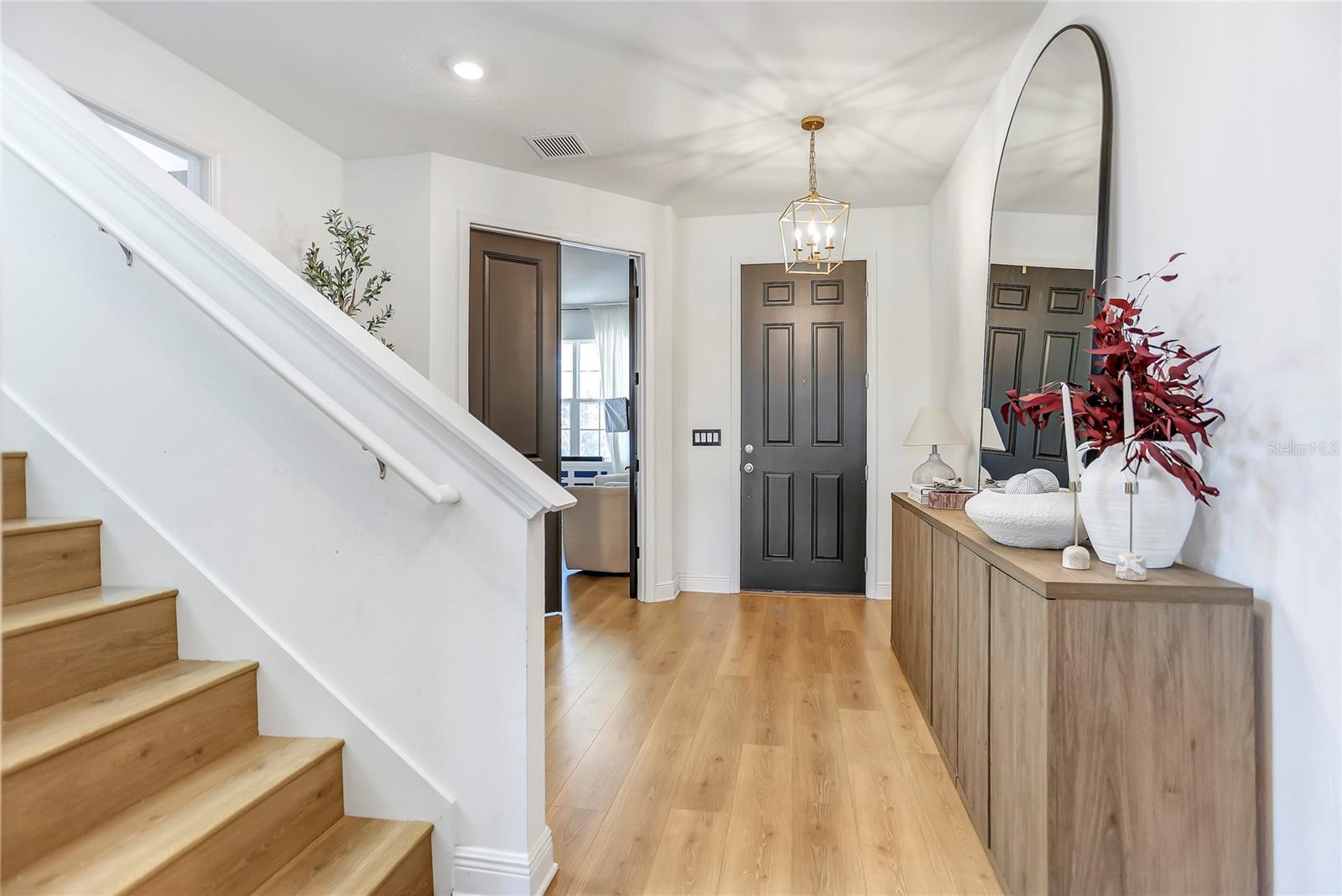 Image 5 of 60 For 18907 Rawson Street