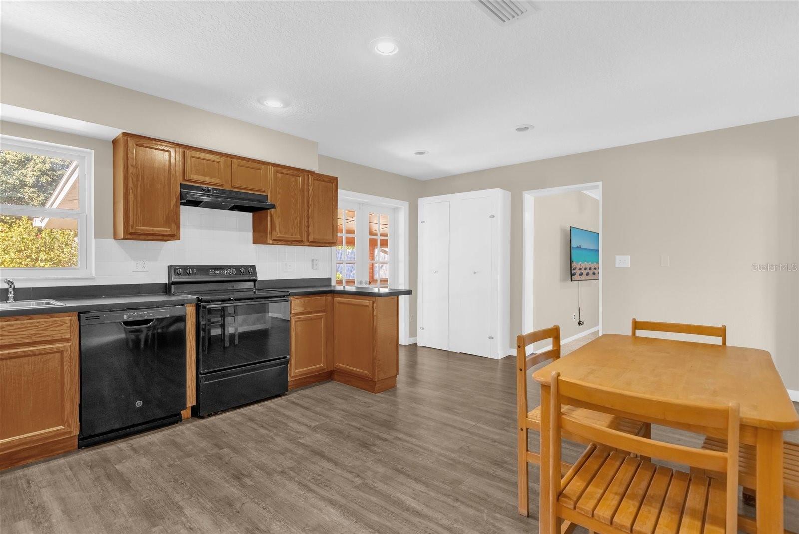 Image 7 of 30 For 106 Oak Street