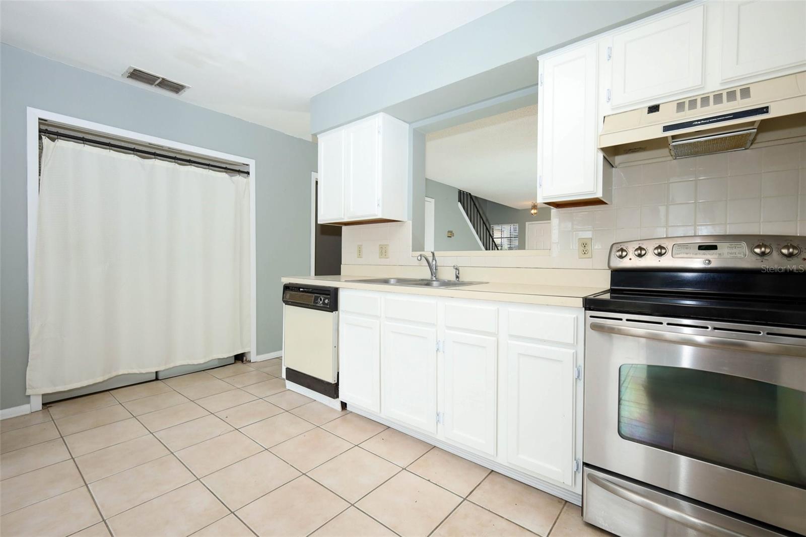 Image 11 of 54 For 982 Congress Court