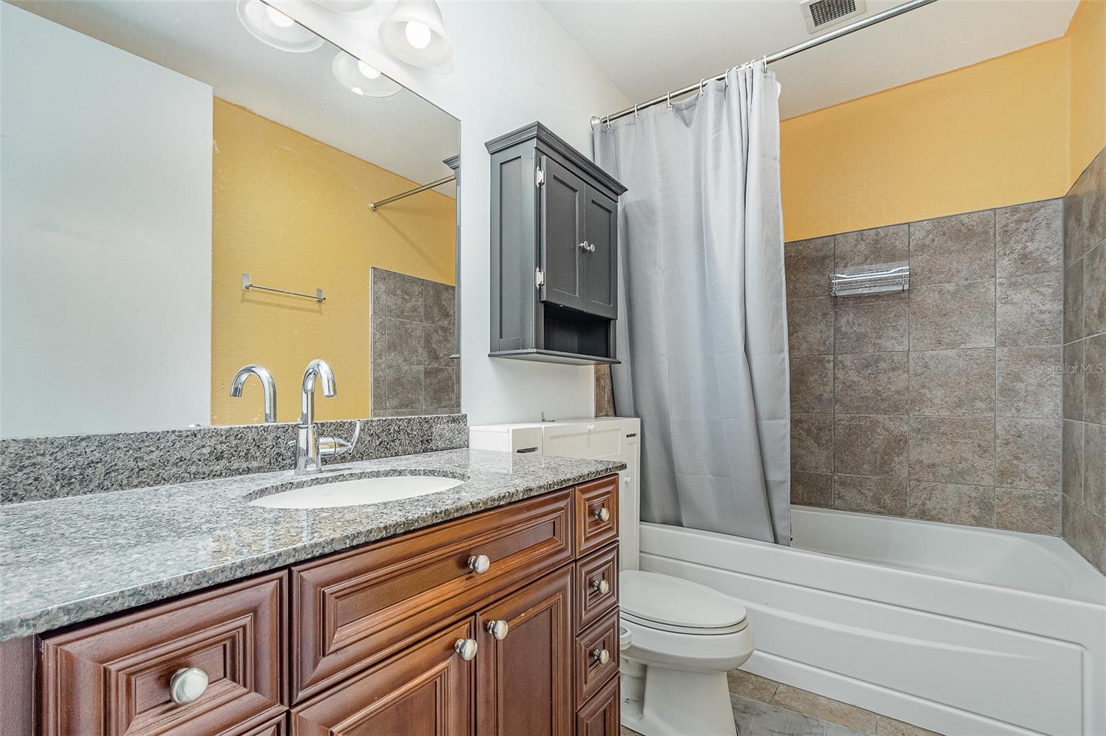 Image 13 of 15 For 150 Robinson Street 425