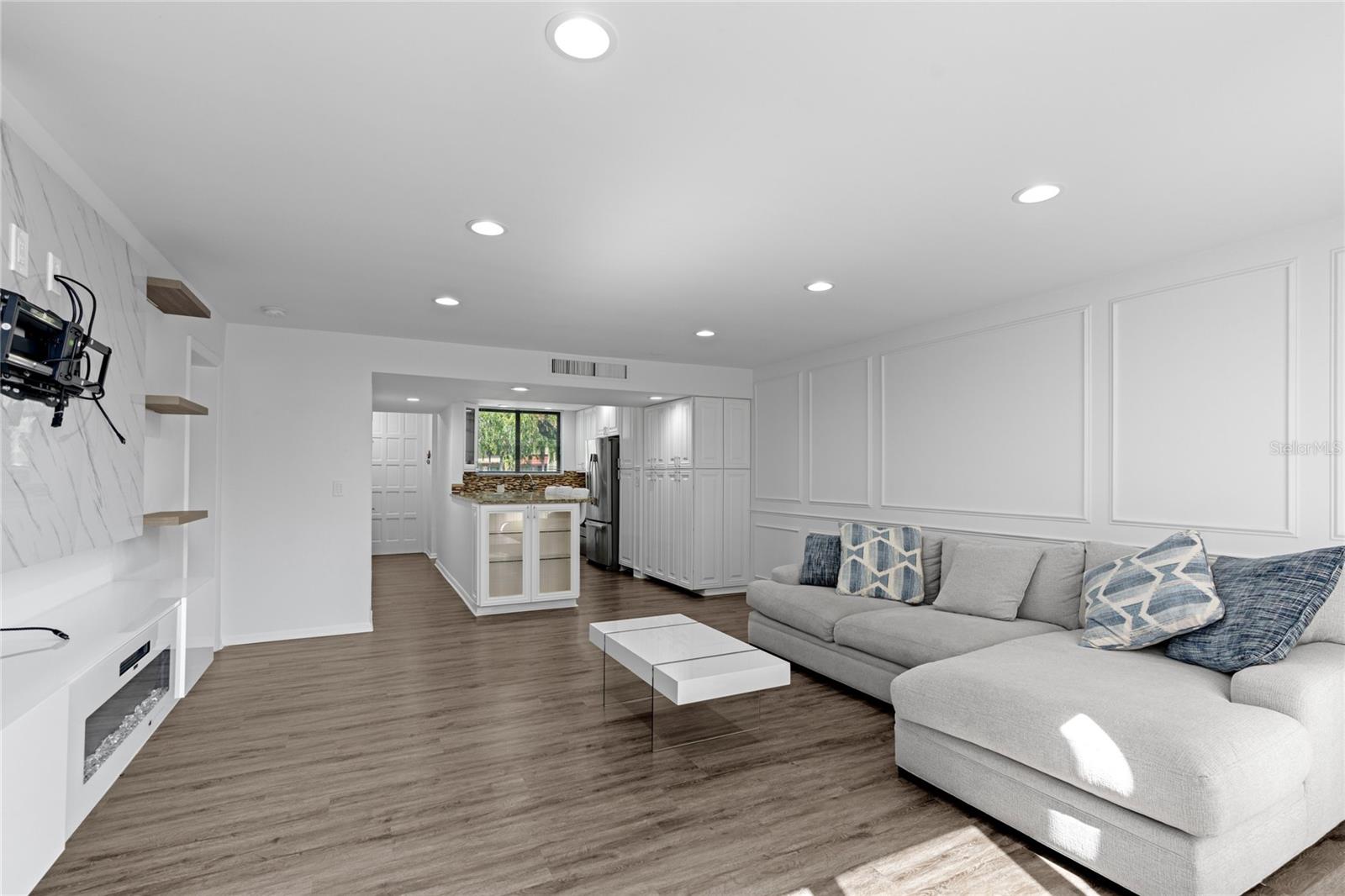 Image 4 of 23 For 4469 Luxemburg Court