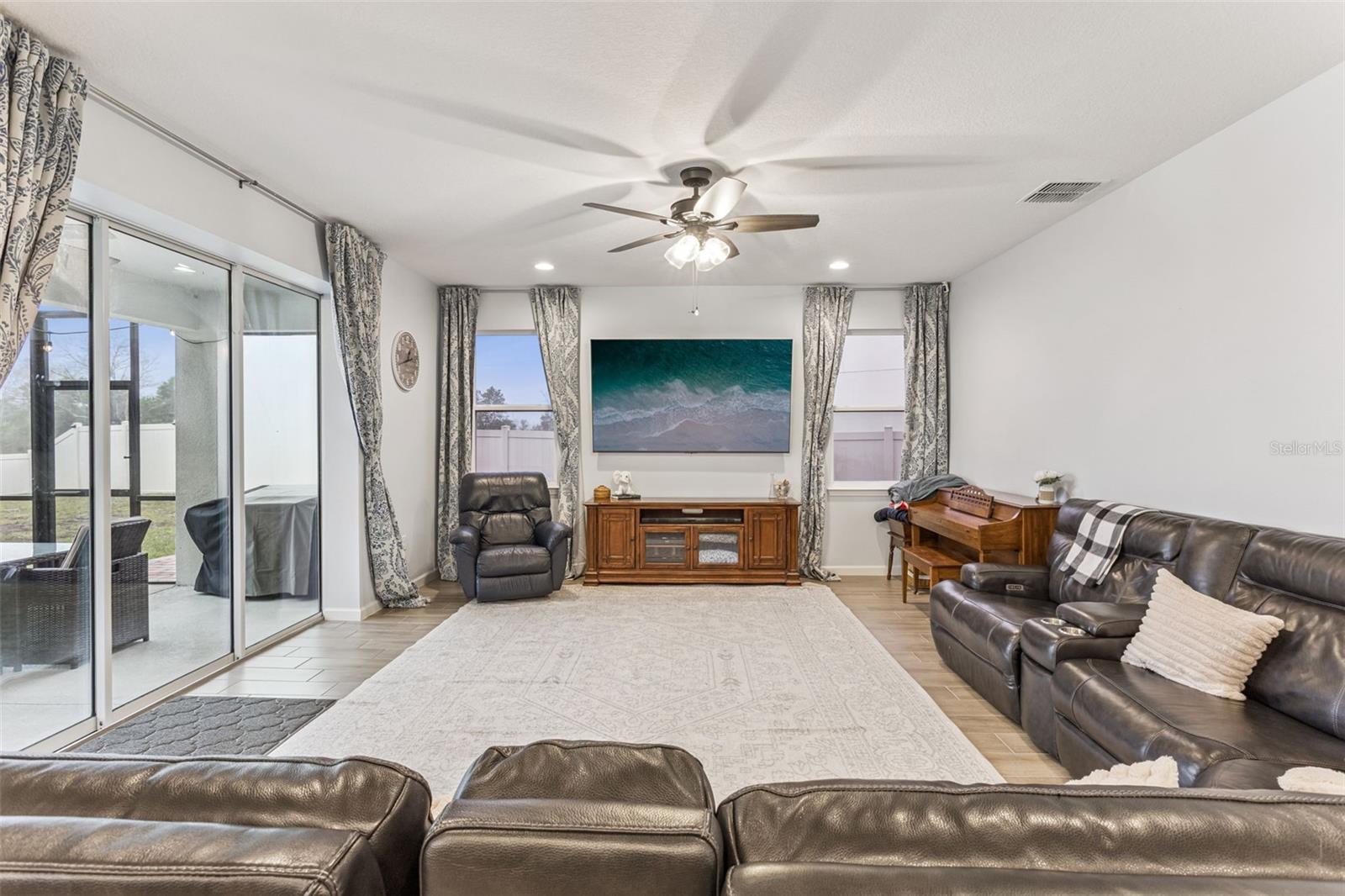 Image 12 of 39 For 594 Via Bella Court