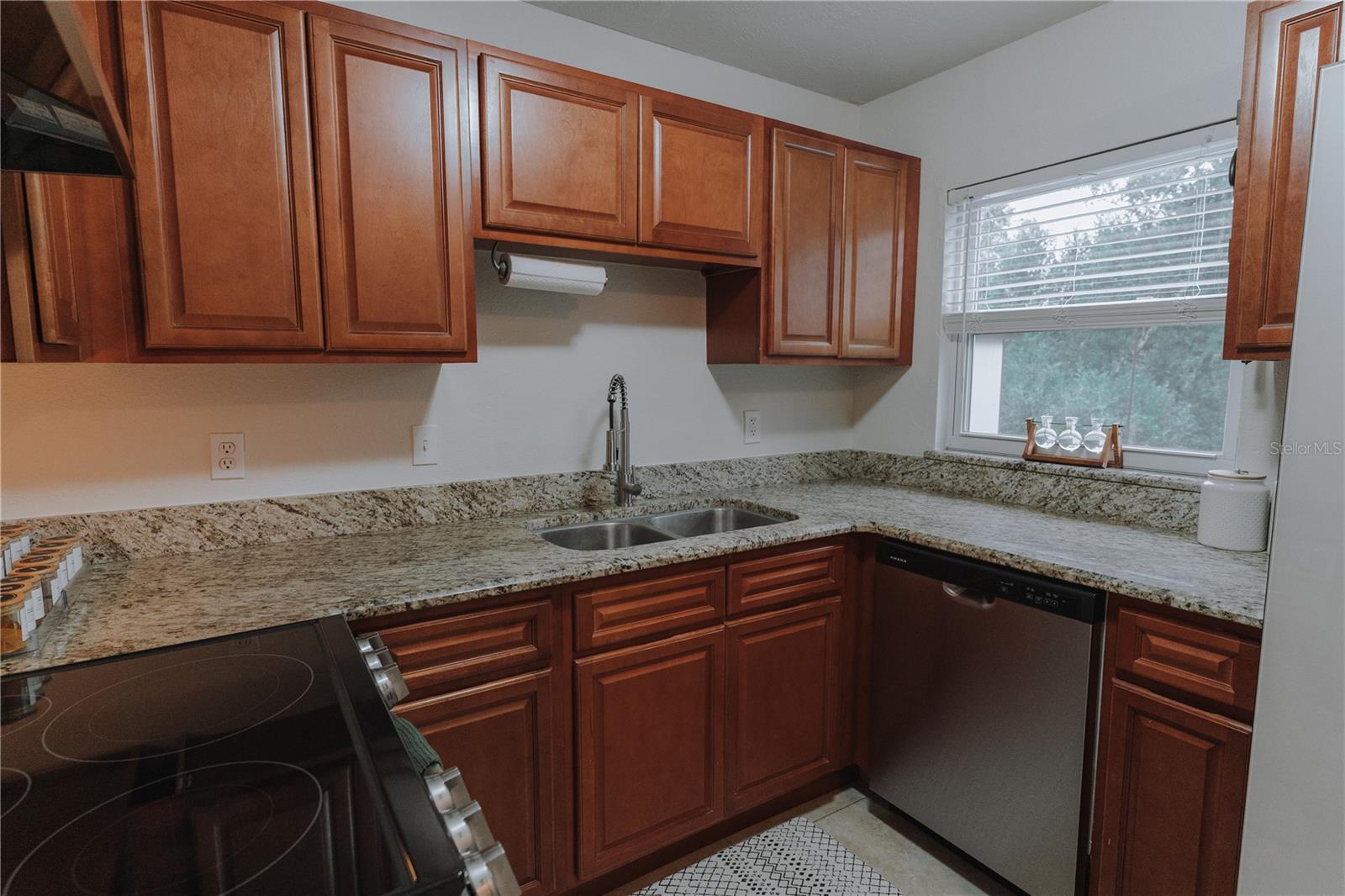 Image 13 of 49 For 231 Abbott Avenue