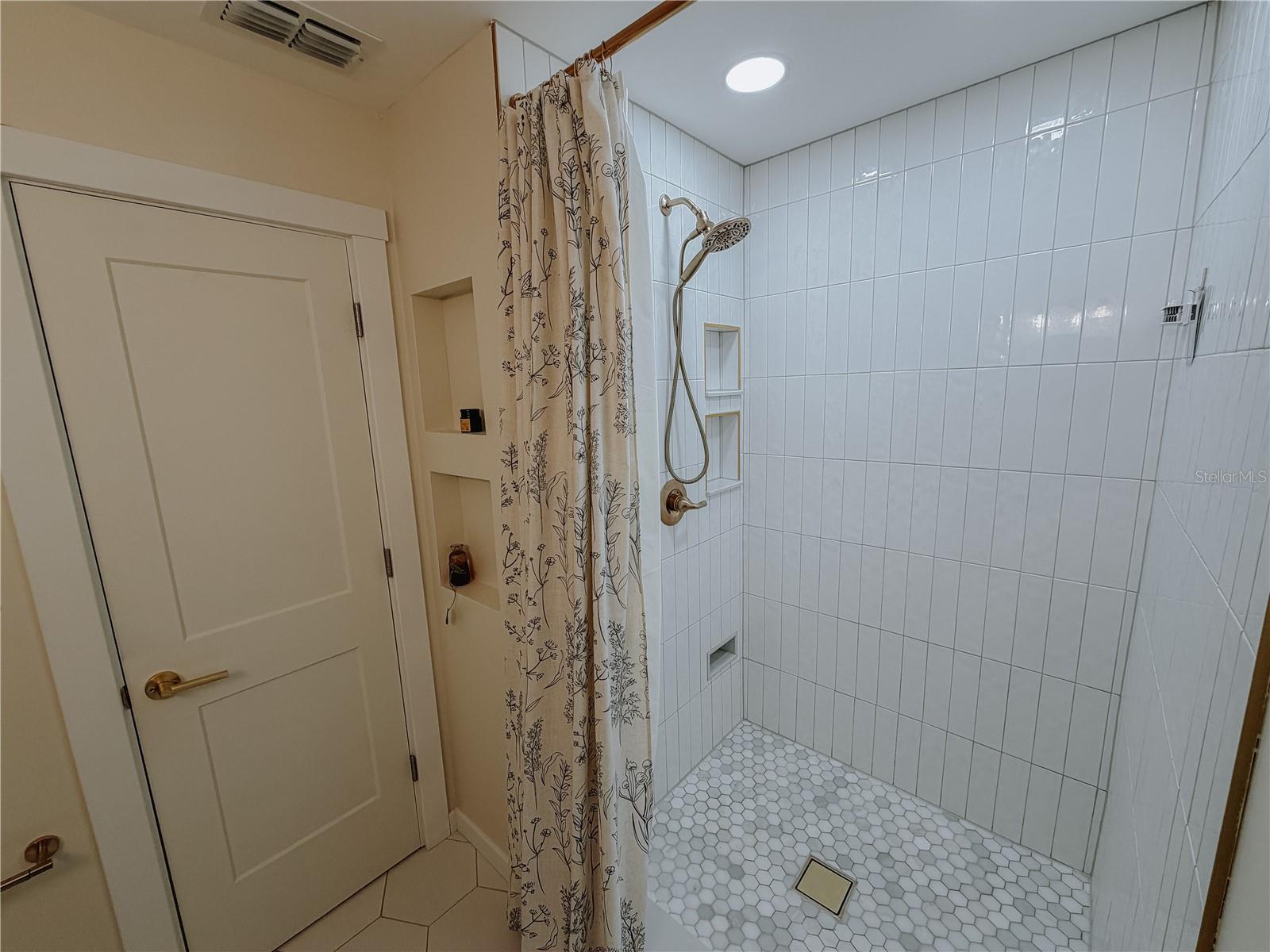 Image 20 of 49 For 231 Abbott Avenue