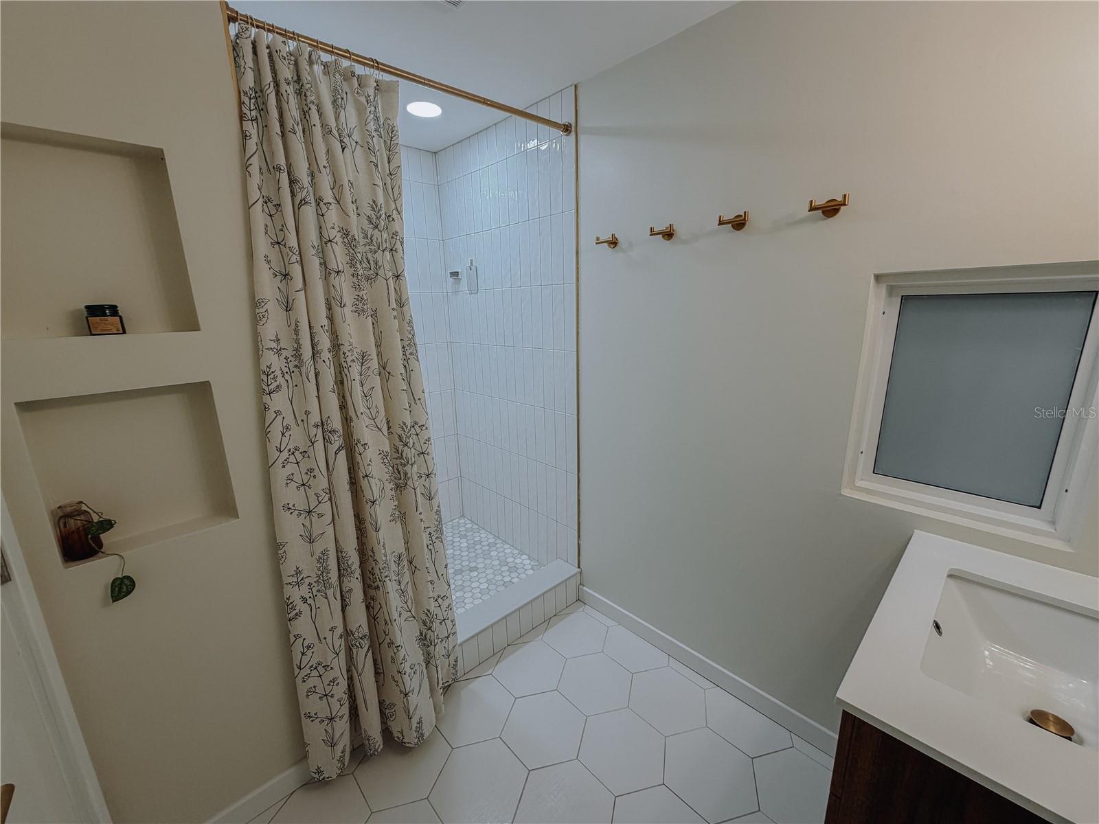 Image 21 of 49 For 231 Abbott Avenue