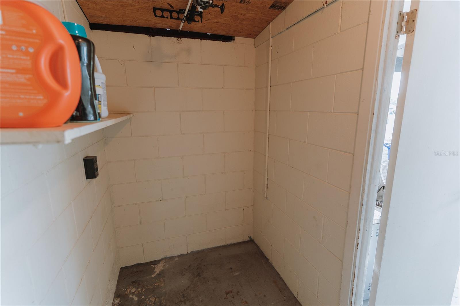 Image 33 of 49 For 231 Abbott Avenue