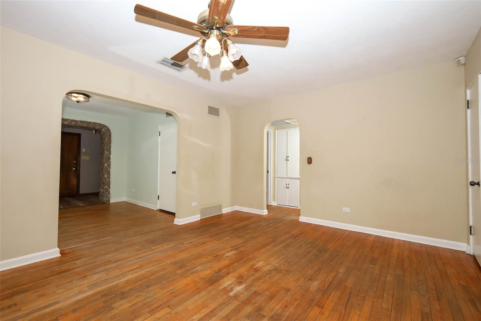 Image 11 of 34 For 921 Eldridge Street