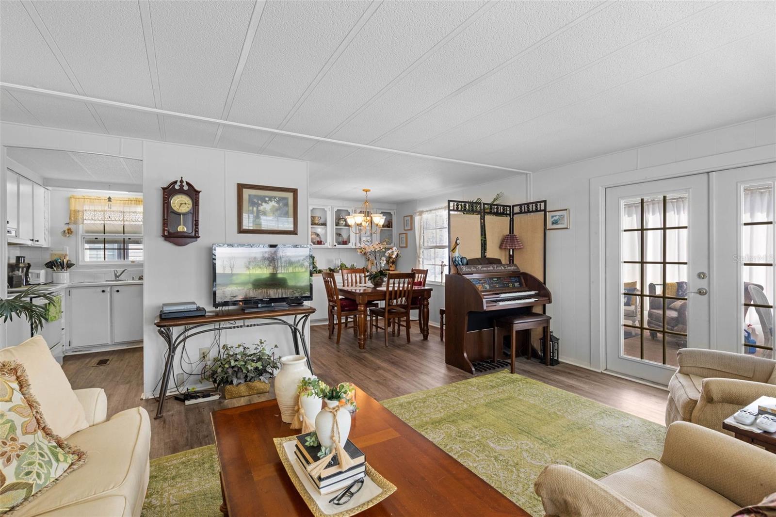 Image 15 of 53 For 8 Cocos Plumosa Drive A